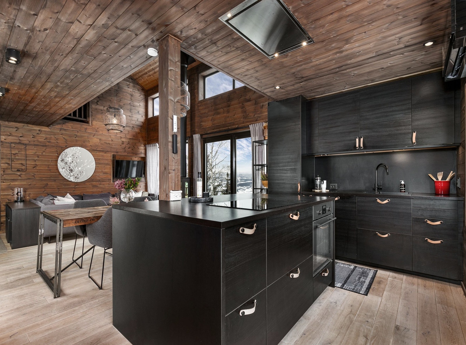 Kjøkkenet er praktisk innredet med en stor frittstående kjøkkenøy og fremstår som meget innbydende. Galleribilde