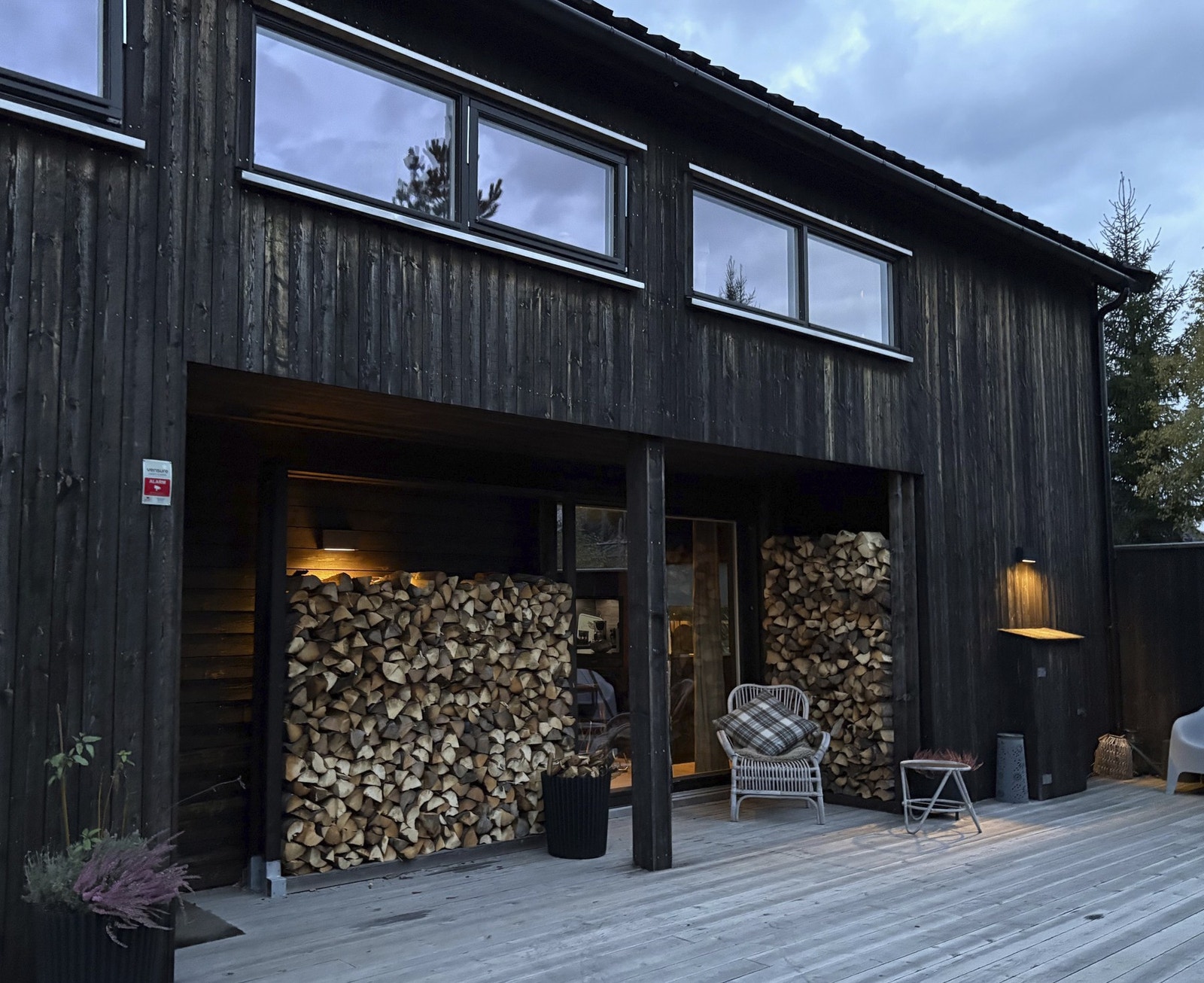 Ved inngangssiden kan man nyte herlig morgen- og formiddagssol. Galleribilde