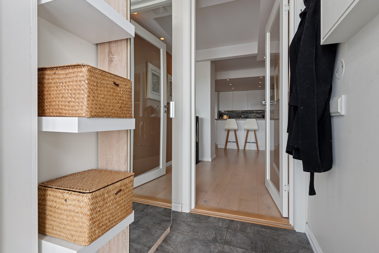 Her ønskes du velkommen inn i en entré med plass til å henge fra seg ytterklær. Galleribilde