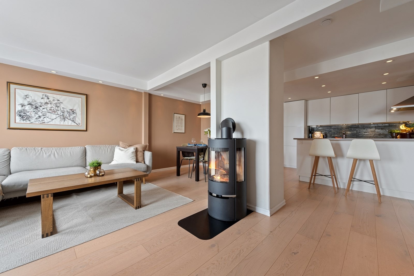 Midt i rommet er det montert en pesiovn som sørger for både varme og hygge på kalde dager. Galleribilde