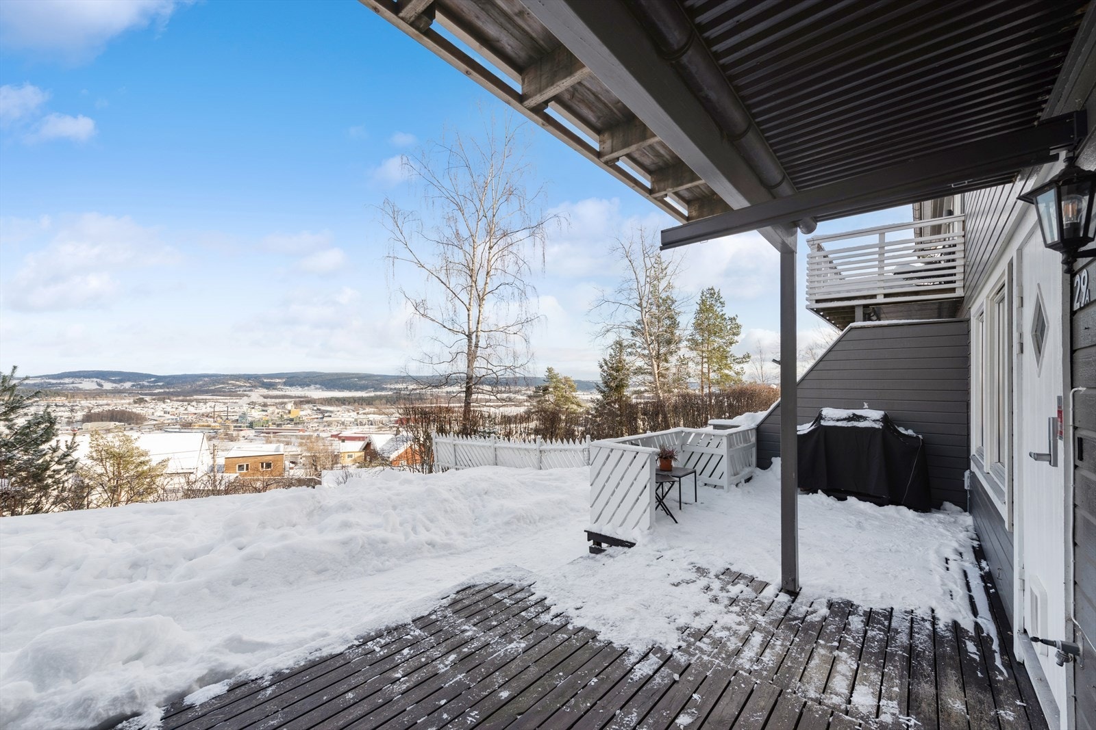 Stor markterrasse på 22 m² ved inngangspartiet med plass til hyggelig sittegruppe. Galleribilde