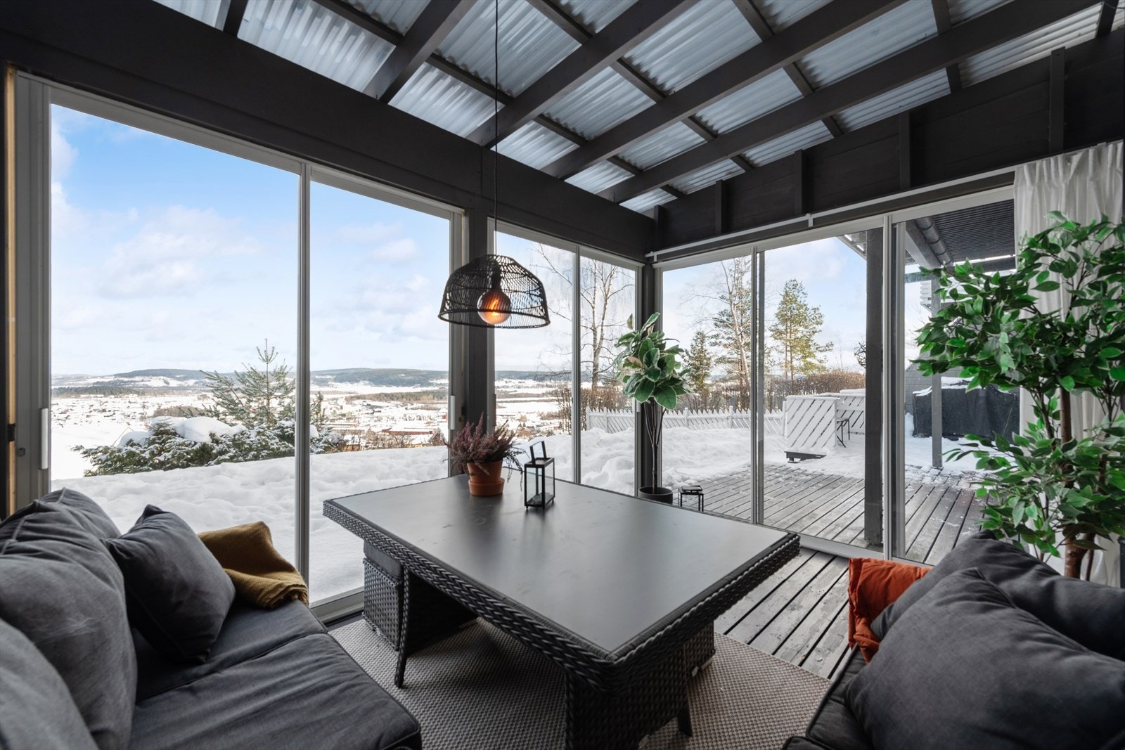 Her er det god plass til å innrede med hagemøbler og innglassingen gjør at uteplassen kan benyttes store deler av året. Galleribilde