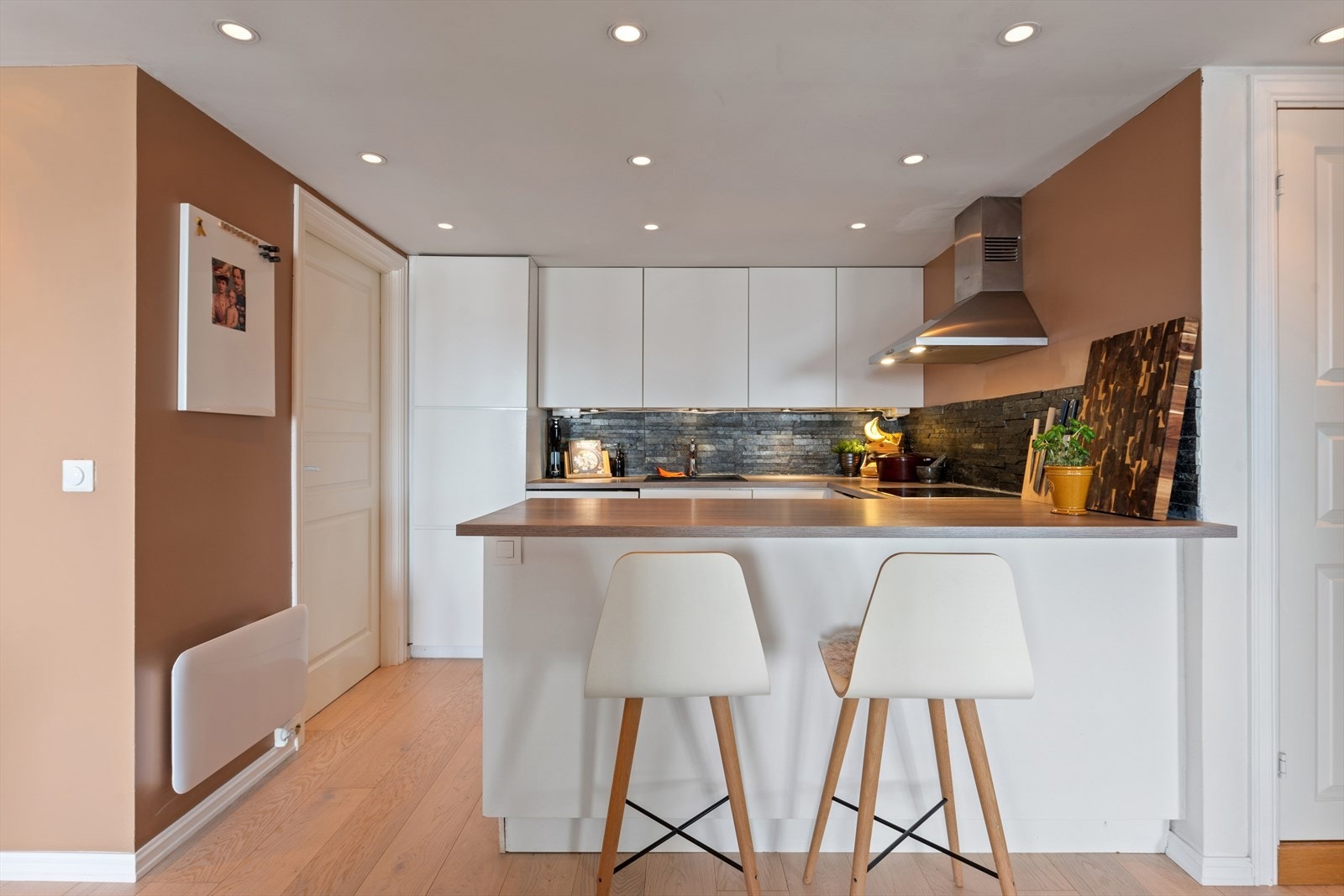 Innredningen er fra 2011 med glatte overflater og god skap- og benkeplass. Galleribilde