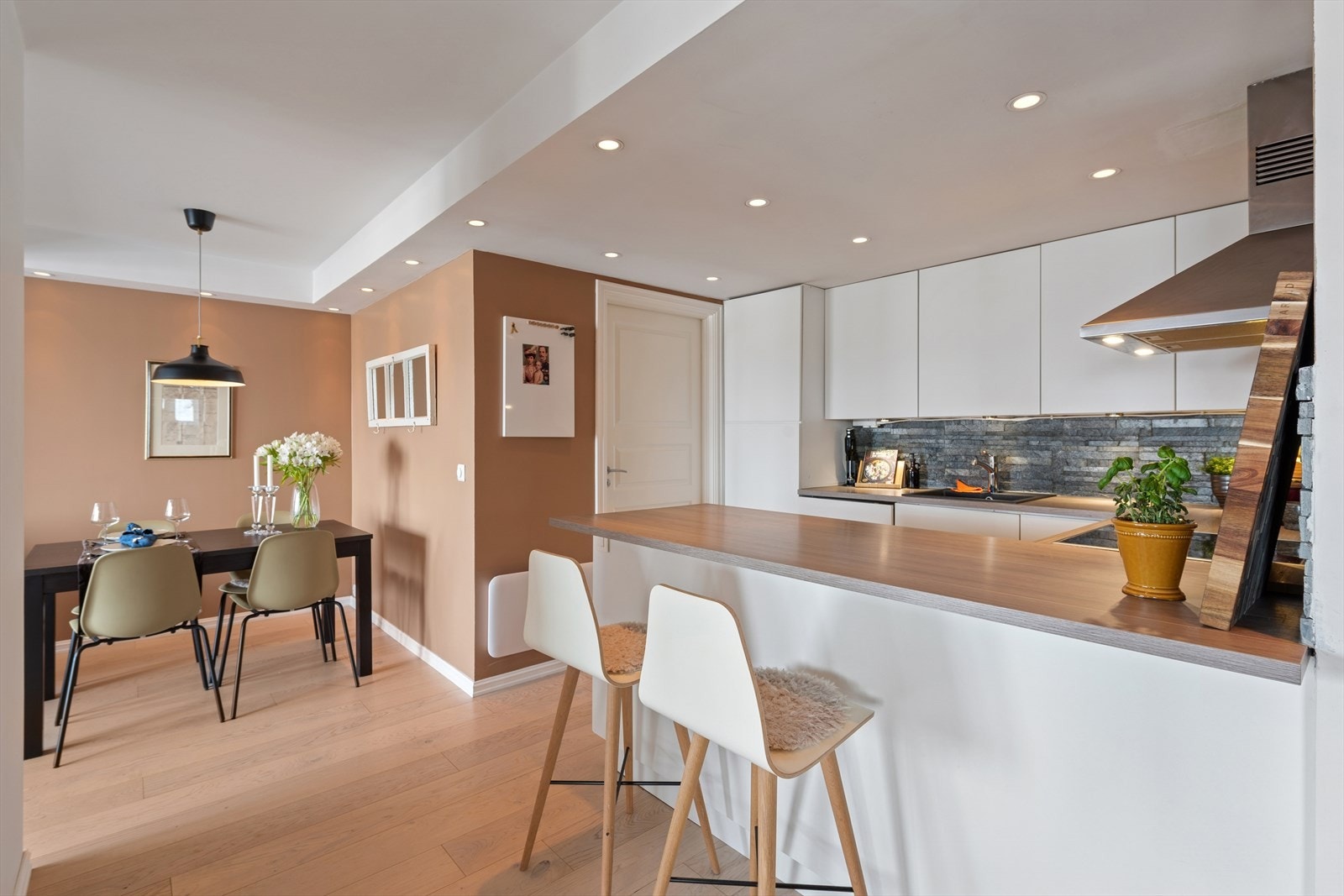 Det er åpen stue og kjøkkenløsning som gjør rommet mer sosialt. Galleribilde