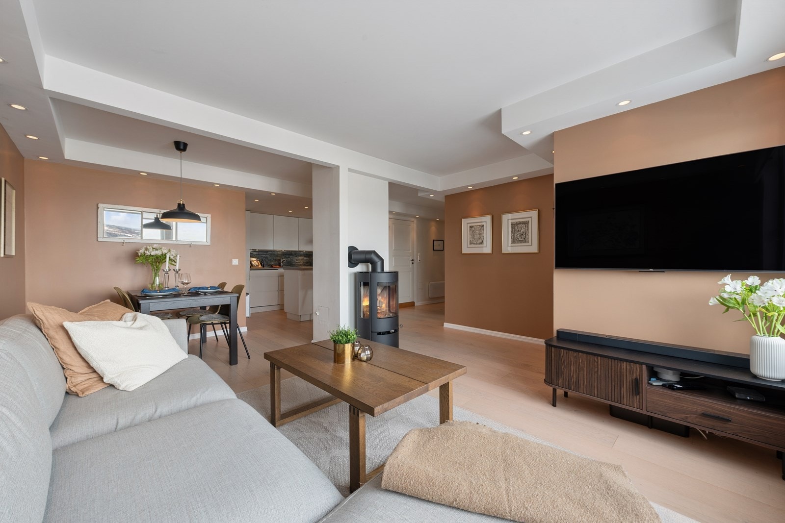 Stuen har plass til flere møbleringsmuligheter for å skape den stuen du selv ønsker. Galleribilde