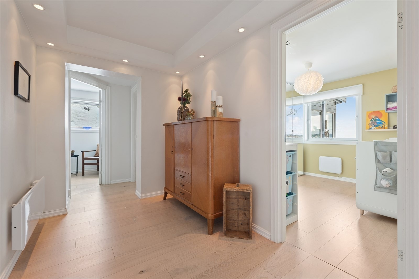 Leiligheten er gjennomført med lyse, tidsriktige farge- og materialvalg. Galleribilde