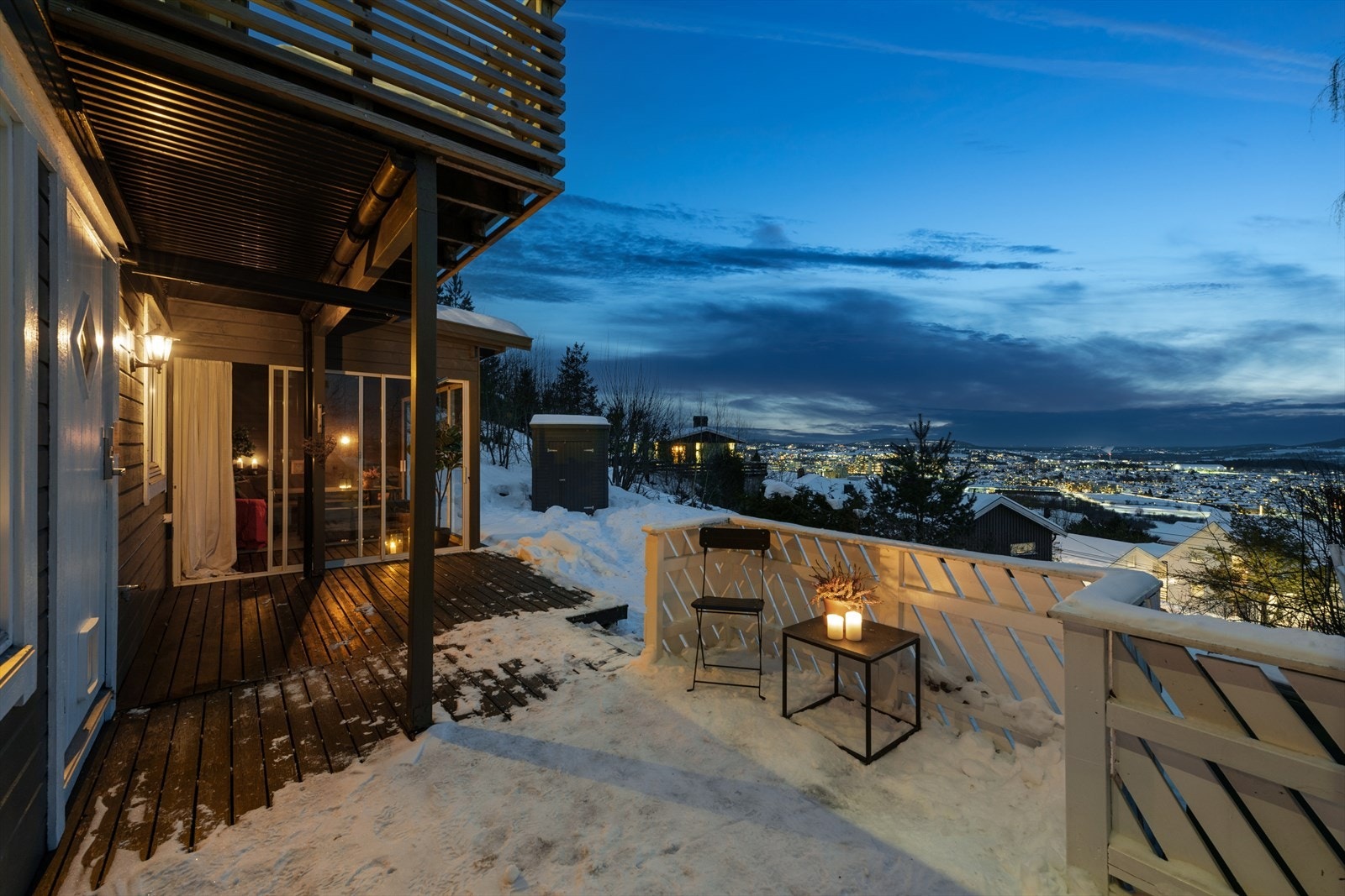 På deler av terrassen er det etablert en vinterhage/innglassing. Vinterhagen er ikke godkjent, se mer pkt. ferdigattest. Galleribilde