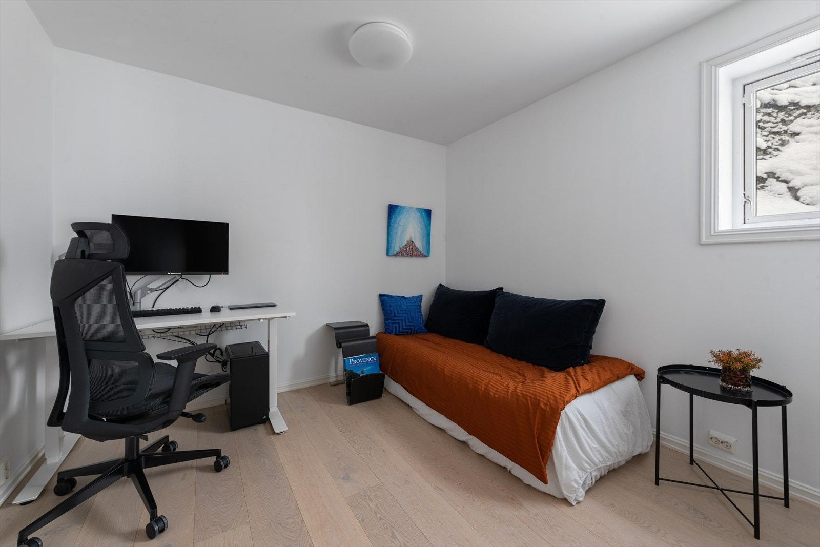 Ypperlig som barnerom, gjesterom eller hjemmekontor. Rommet er ikke godkjent for varig opphold, se mer pkt. ferdigattest. Galleribilde