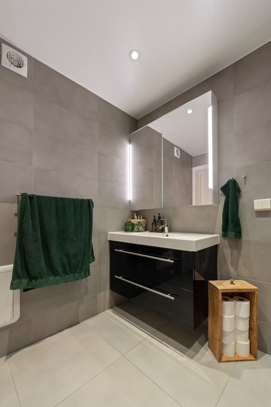 Innredningen består av en seksjon med glatte fronter, porselensvask med ett-greps servantbatteri, samt speilskap. Galleribilde