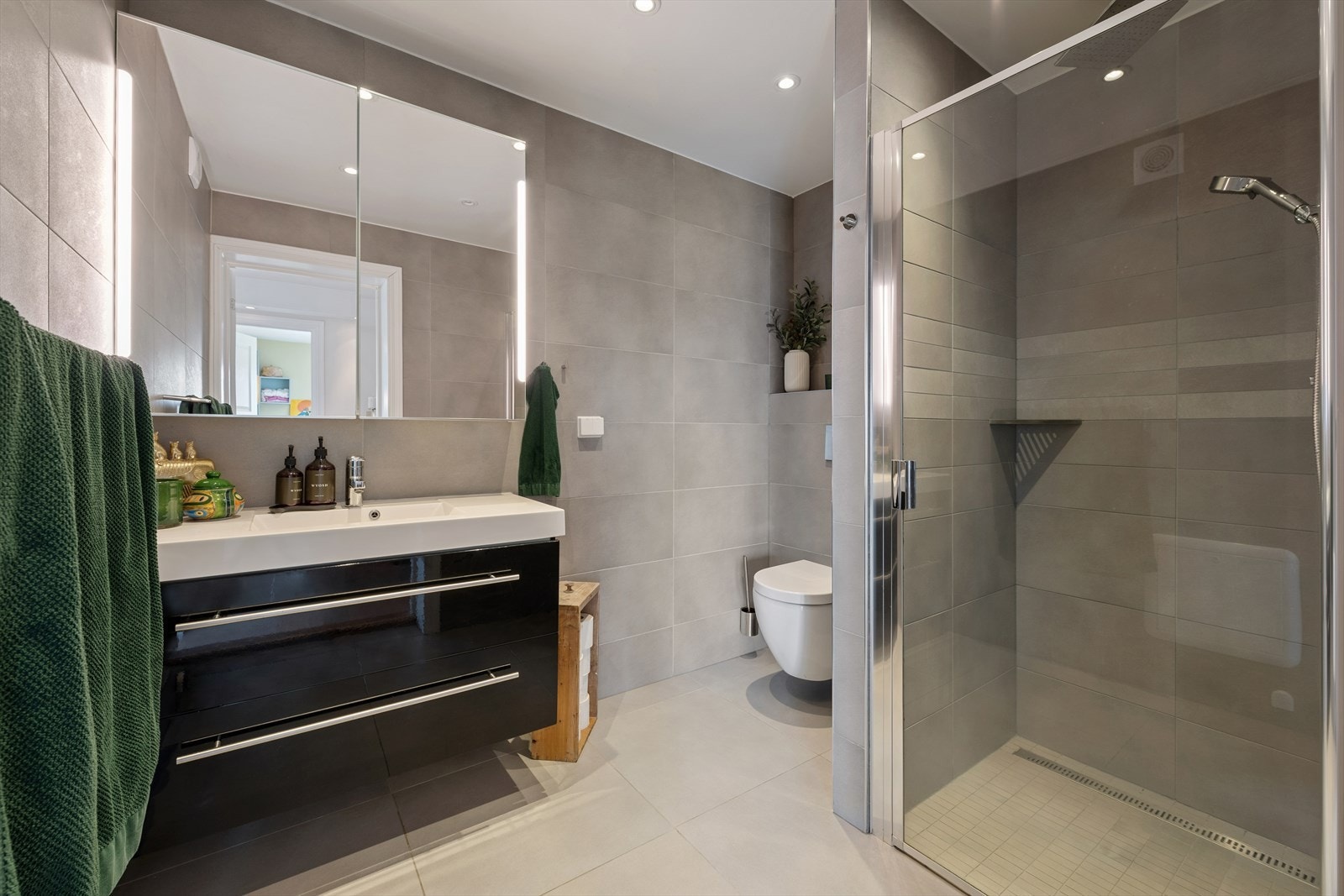 Pent baderom fra 2014 som har flislagte overflater på både vegger og gulv, samt en malt himling med downlights. I tillegg er det behagelig varme i gulvet. Galleribilde