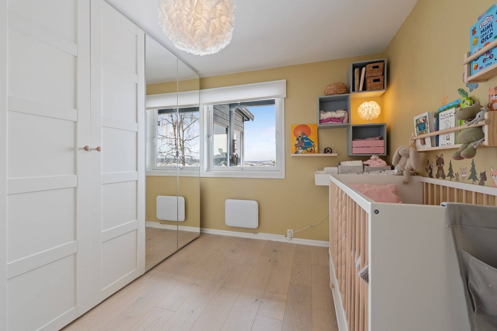 De to andre soverommene er praktisk utført med god plass til seng, tilhørende møblement og oppbevaring. Galleribilde