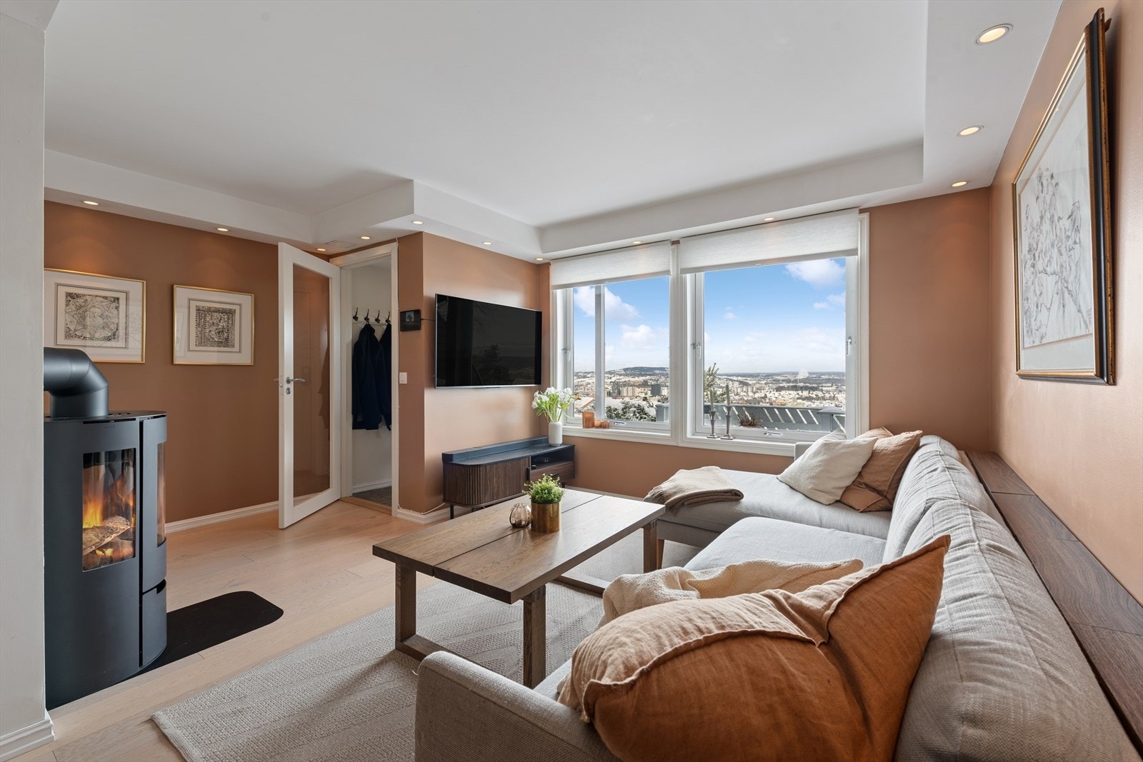 Her er store vindusflater som slipper inn mye naturlig lys og skaper en god atmosfære i rommet. Galleribilde