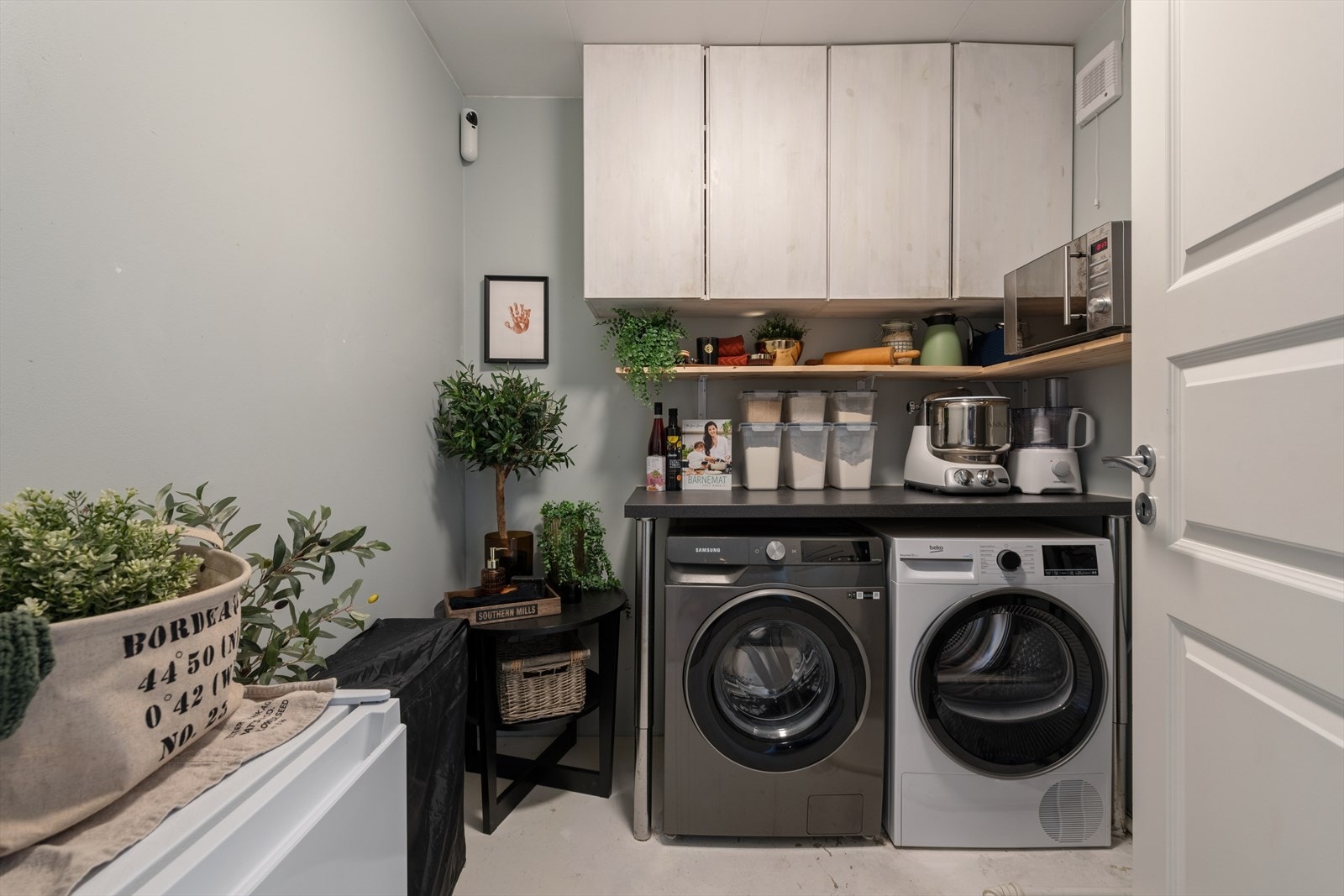 Vaskerommet, som er av eldre dato, er utstyrt med overskap og benkeplate og har opplegg for vaskemaskin, samt huser boligens varmtvannsbereder. Rommet er ikke godkjent, se mer pkt. ferdigattest. Galleribilde