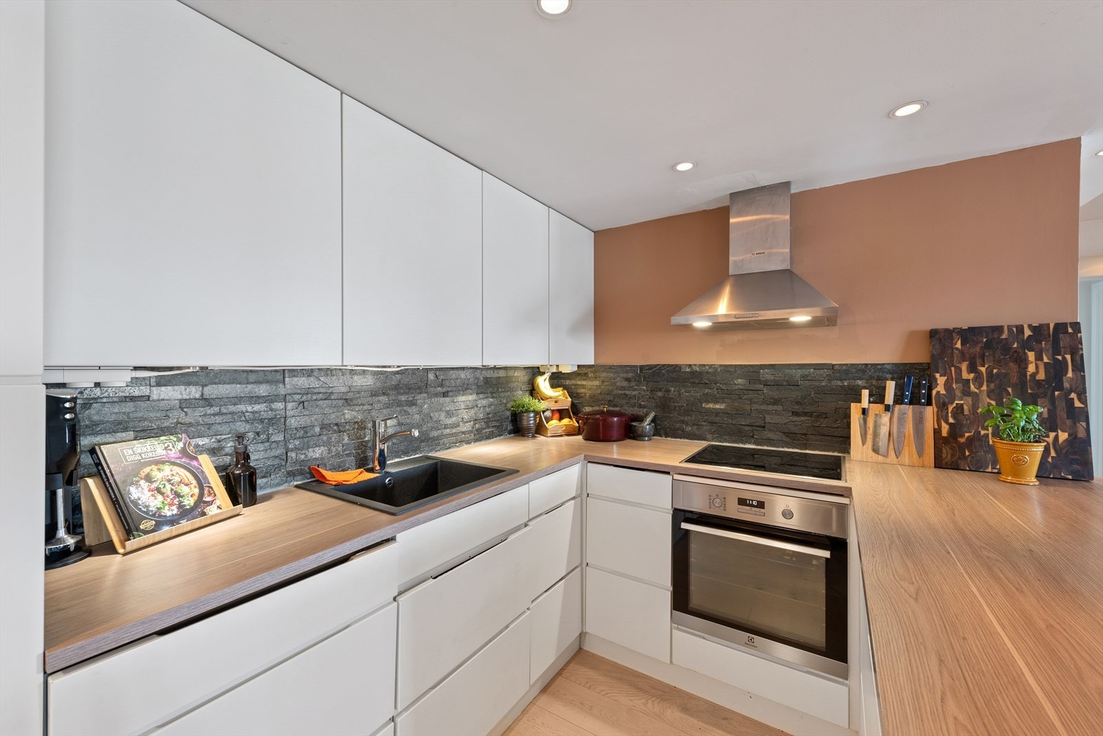 Kjøkkenet er innredet i en praktisk form og har godt med skap- og benkeplass. Galleribilde