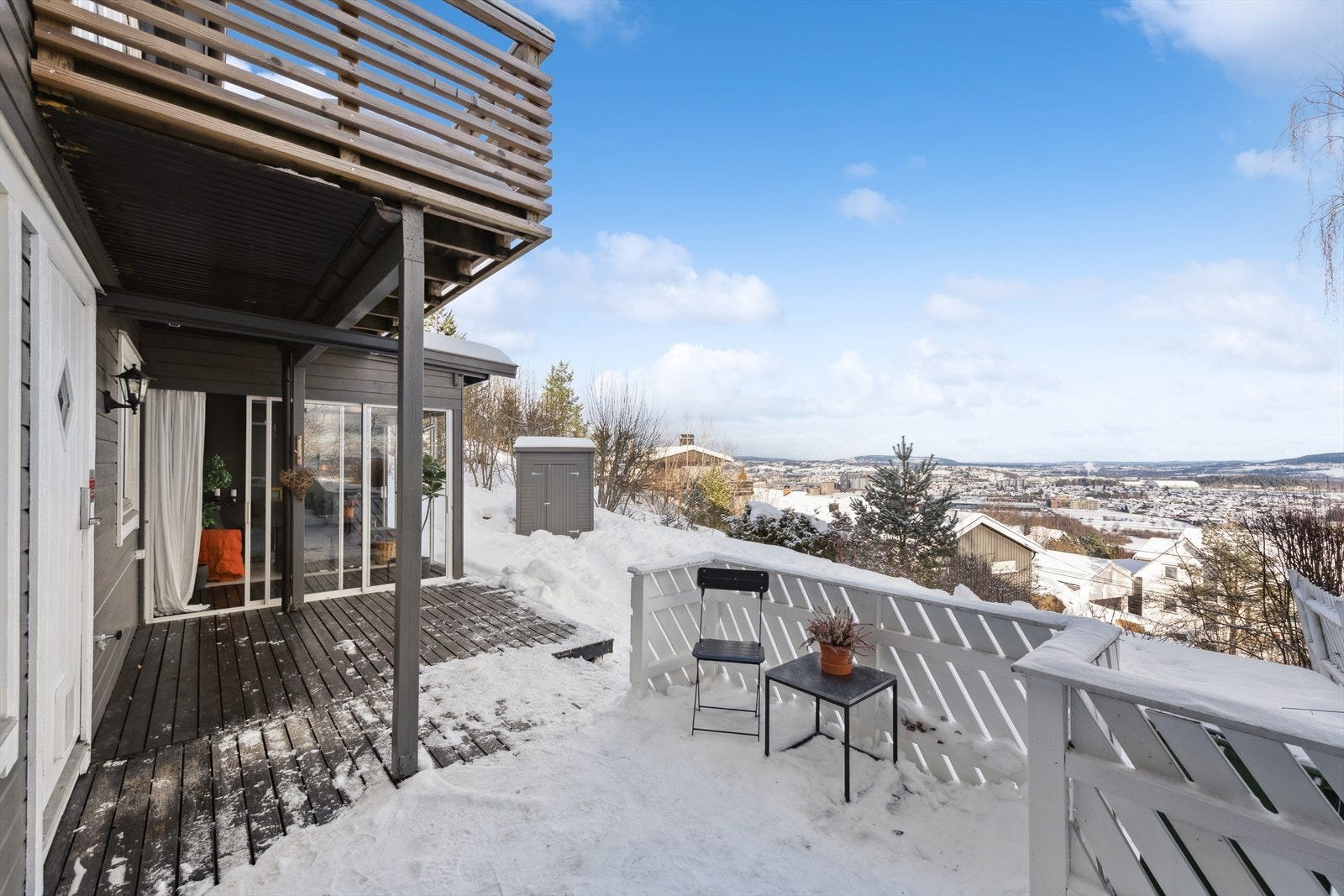 Tomten er opparbeidet med gressplen, diverse beplantning, stor markterrasse, asfaltert gårdsplass, samt en redskapsbod er oppført i hagen. Galleribilde