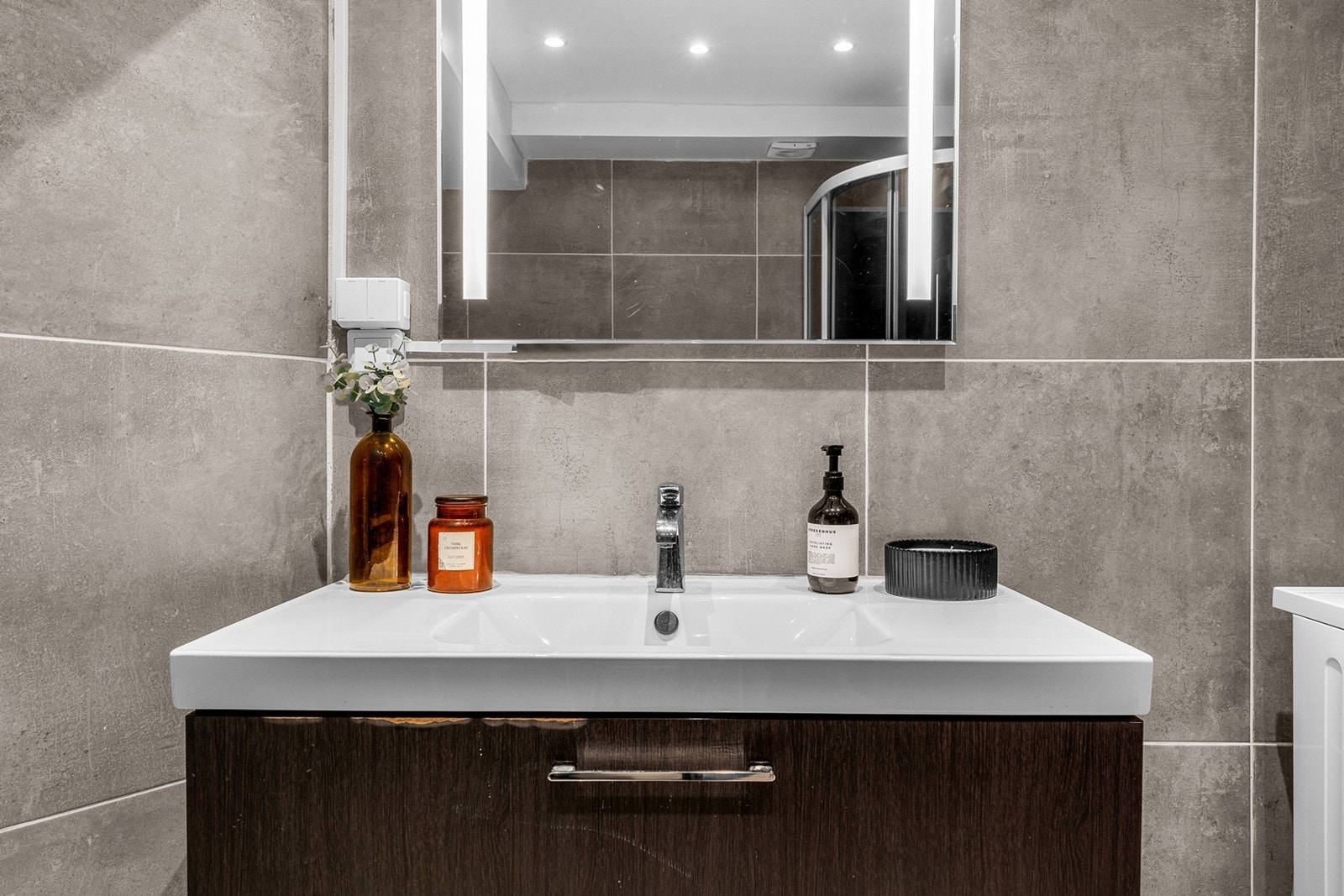 Flislagte vegger gir en robust og stilren overflate på badet. Galleribilde