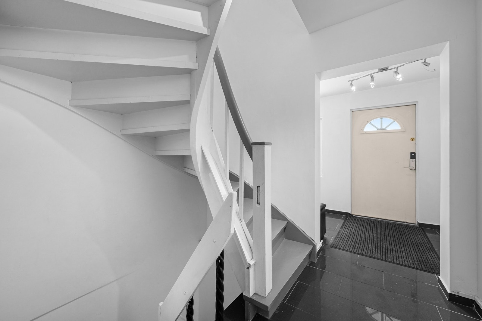 Flislagt gulv gir et robust og lettstelt inngangsparti. Galleribilde