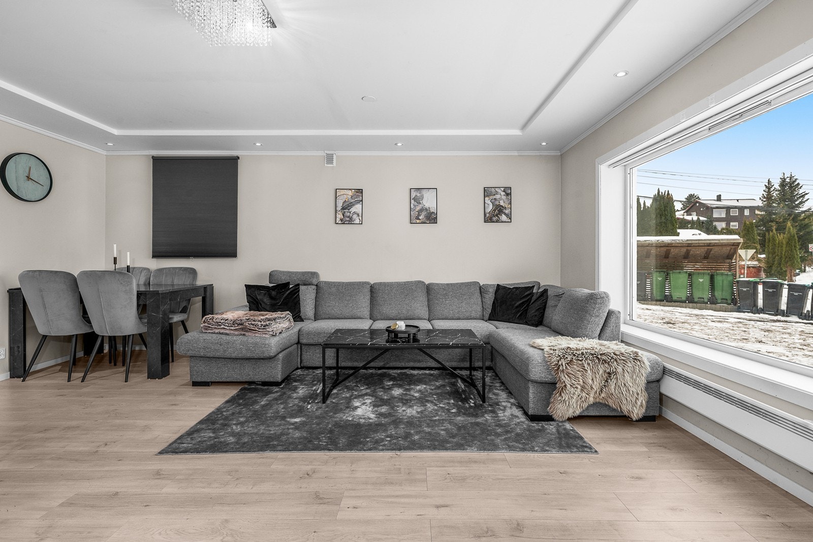 Åpen løsning mellom stue og spiseplass gir romslighet. Galleribilde