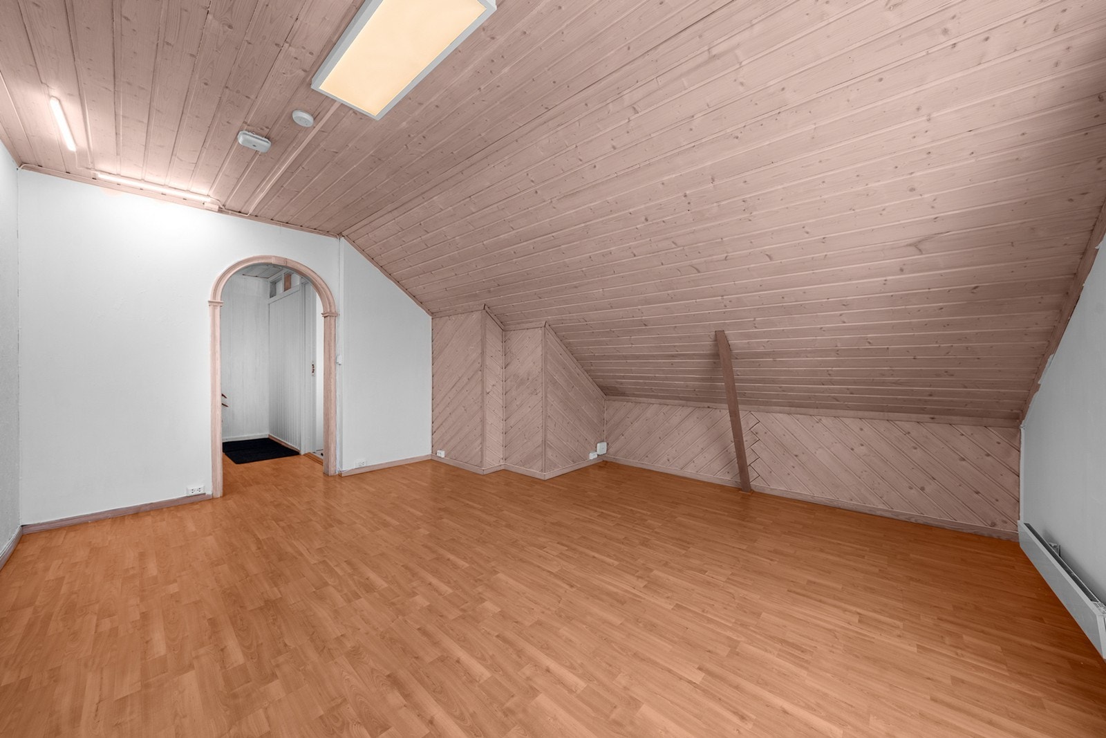 Rommet har skråtak som gir en unik karakter til interiøret. Galleribilde