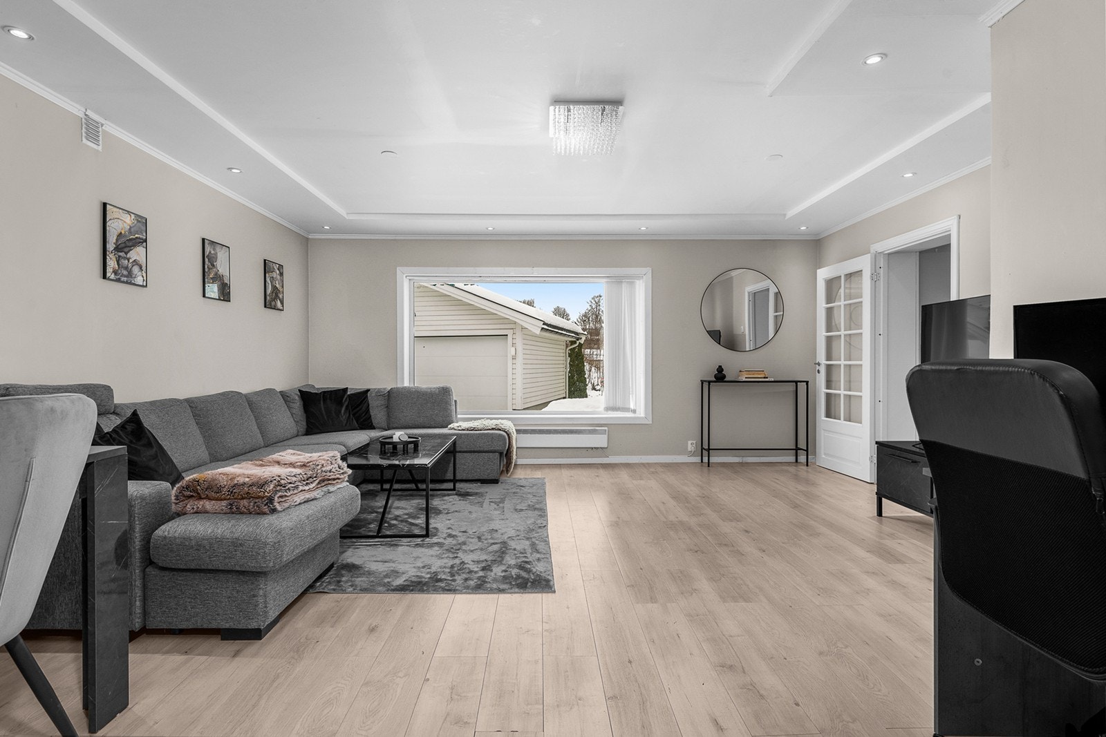 Laminatgulv gir en varm følelse i stuen. Galleribilde