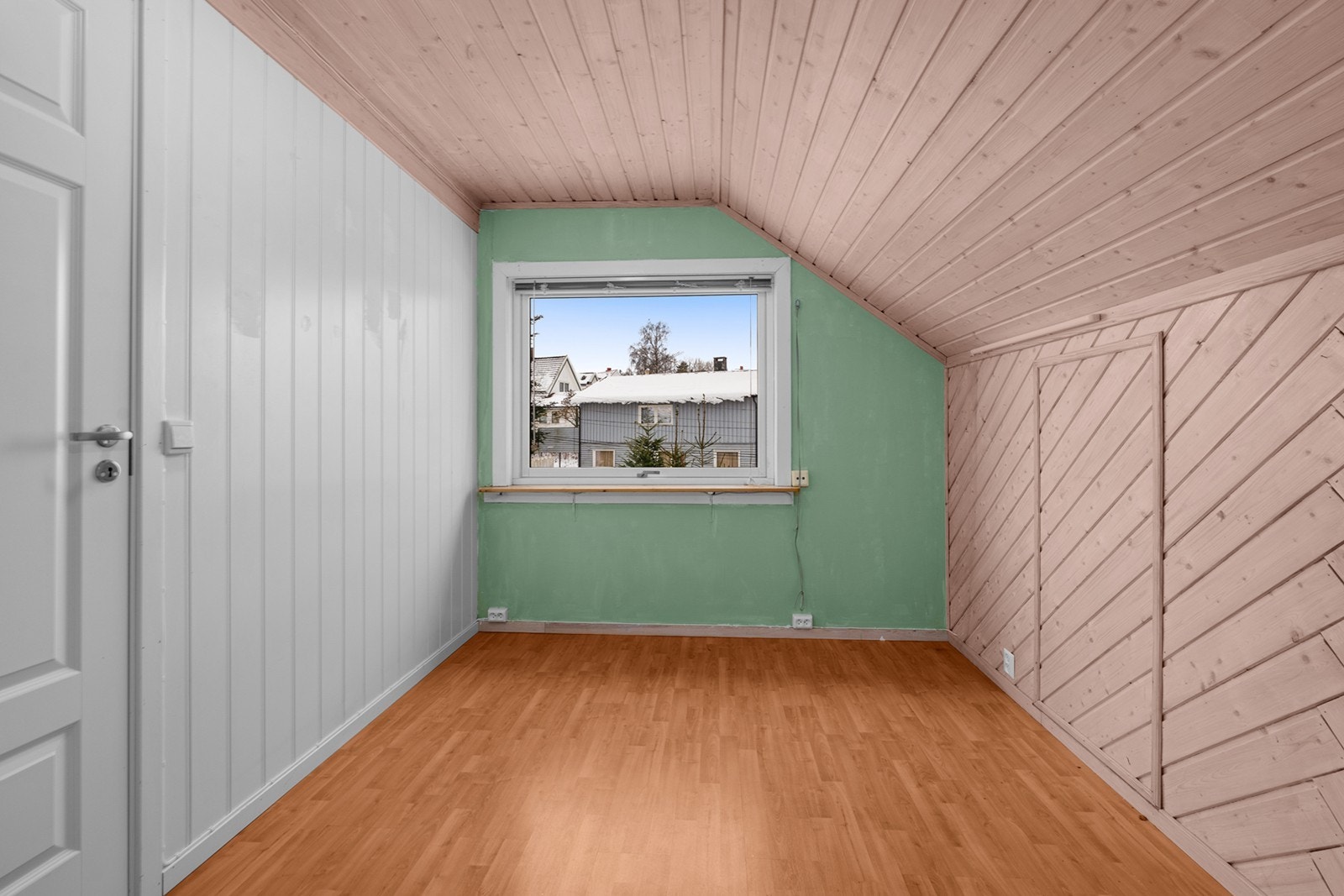 Utgang til balkong gir mulighet for frisk luft og utsikt. Galleribilde