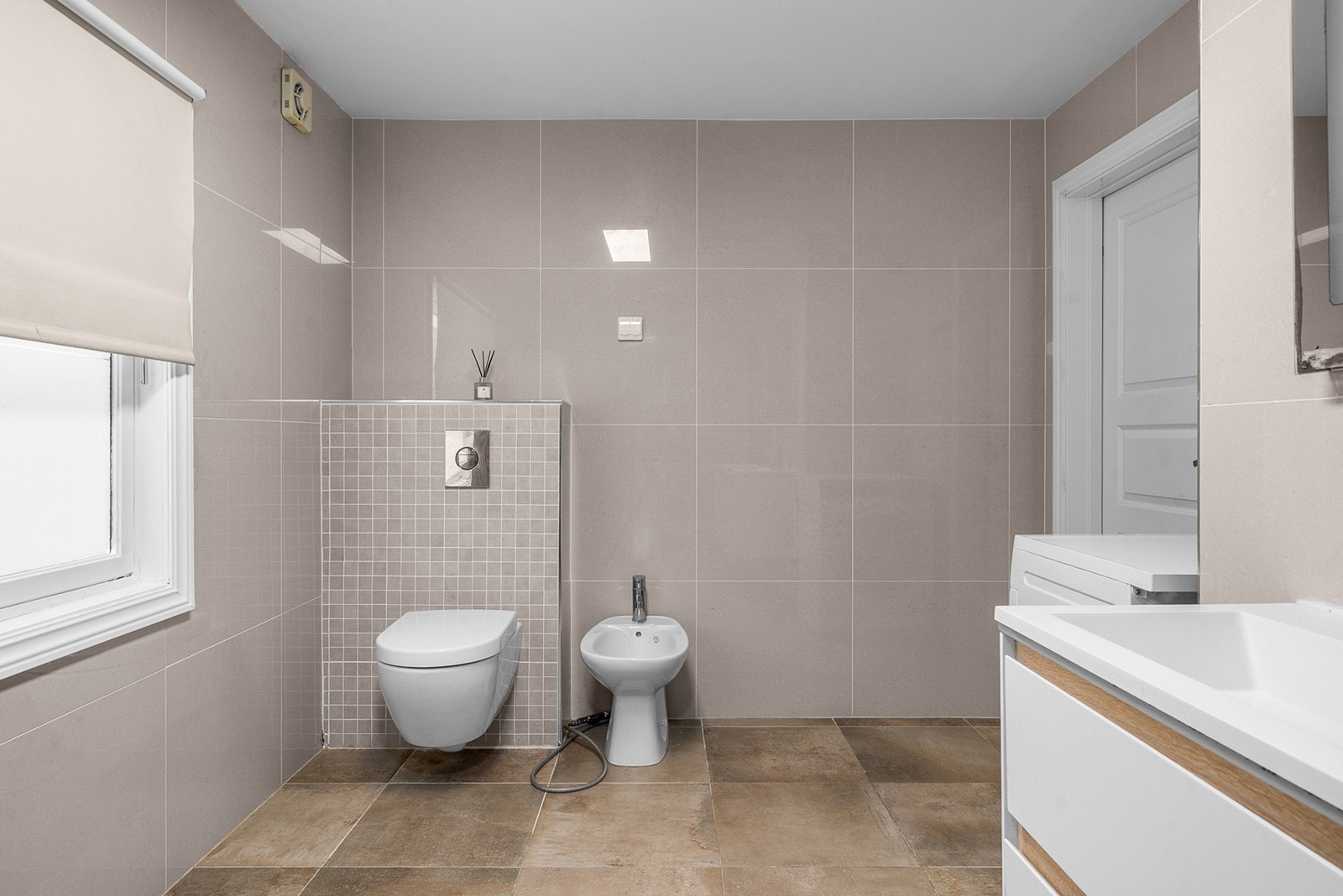 Flislagte vegger og gulv med elektriske varmekabler gir en komfortabel opplevelse. Galleribilde