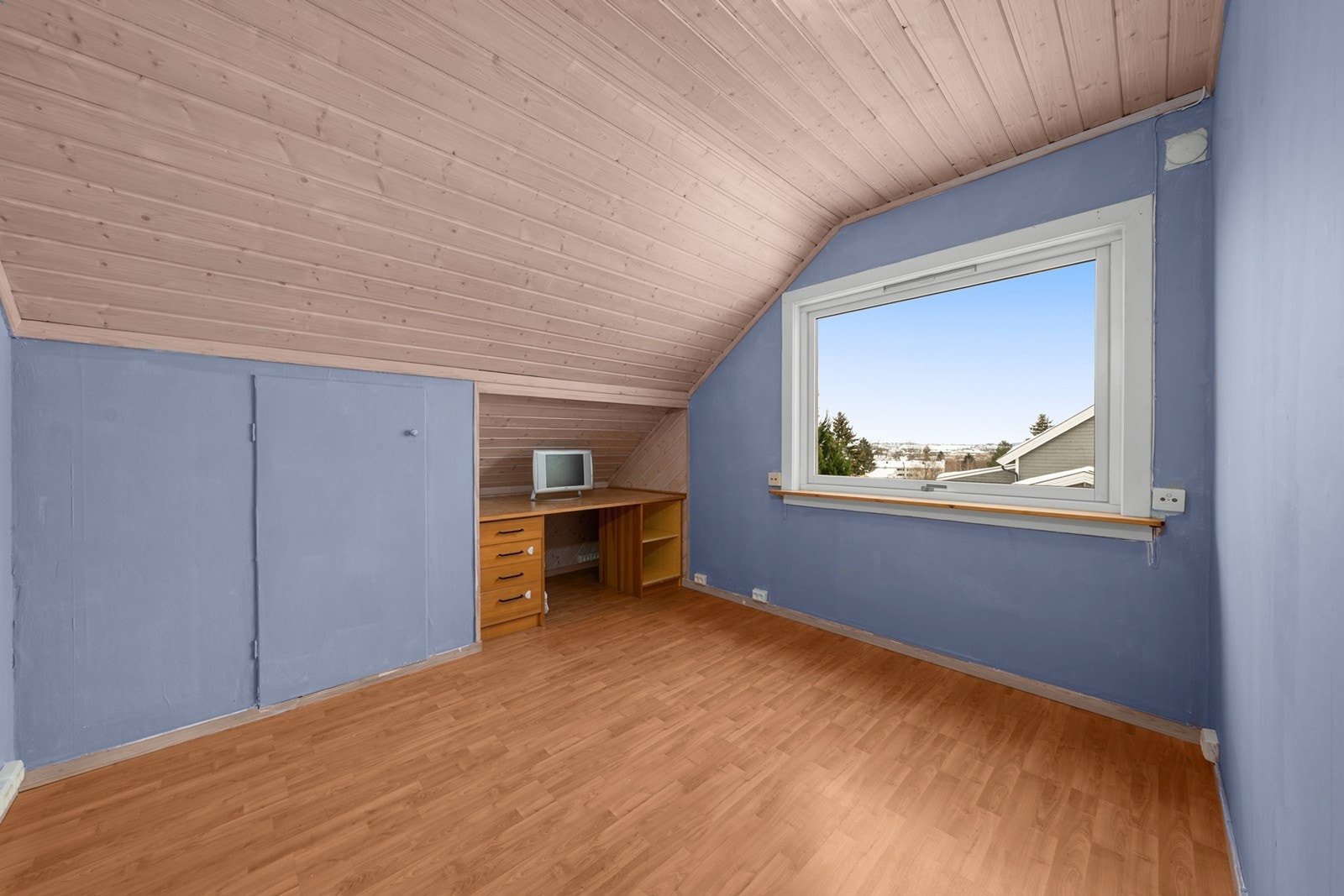 Stort vindu gir godt med naturlig lys og utsyn mot nærområdet. Galleribilde