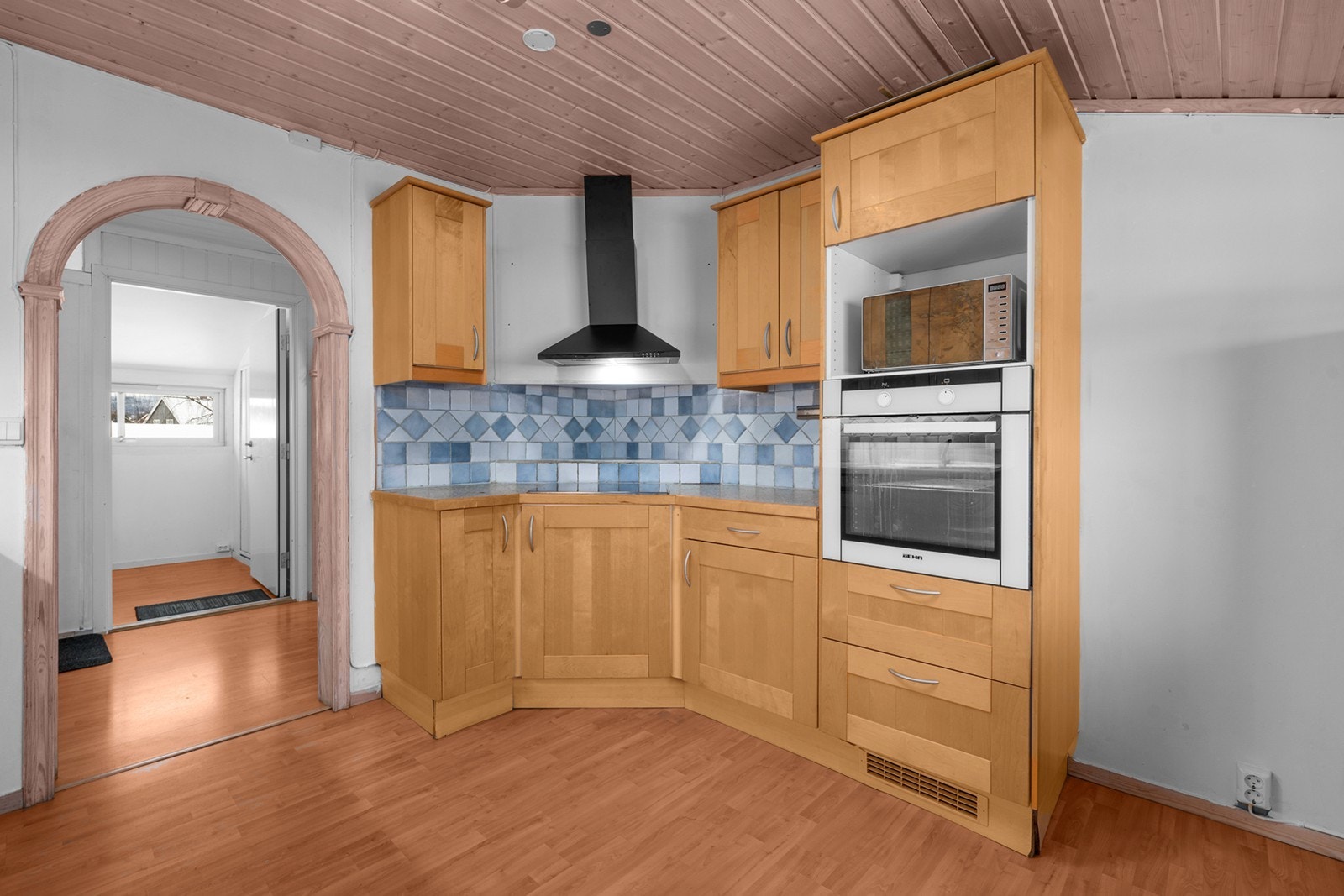 Kjøkkenventilator med kullfilterfunksjon er veggmontert over platetoppen for effektiv ventilasjon. Galleribilde