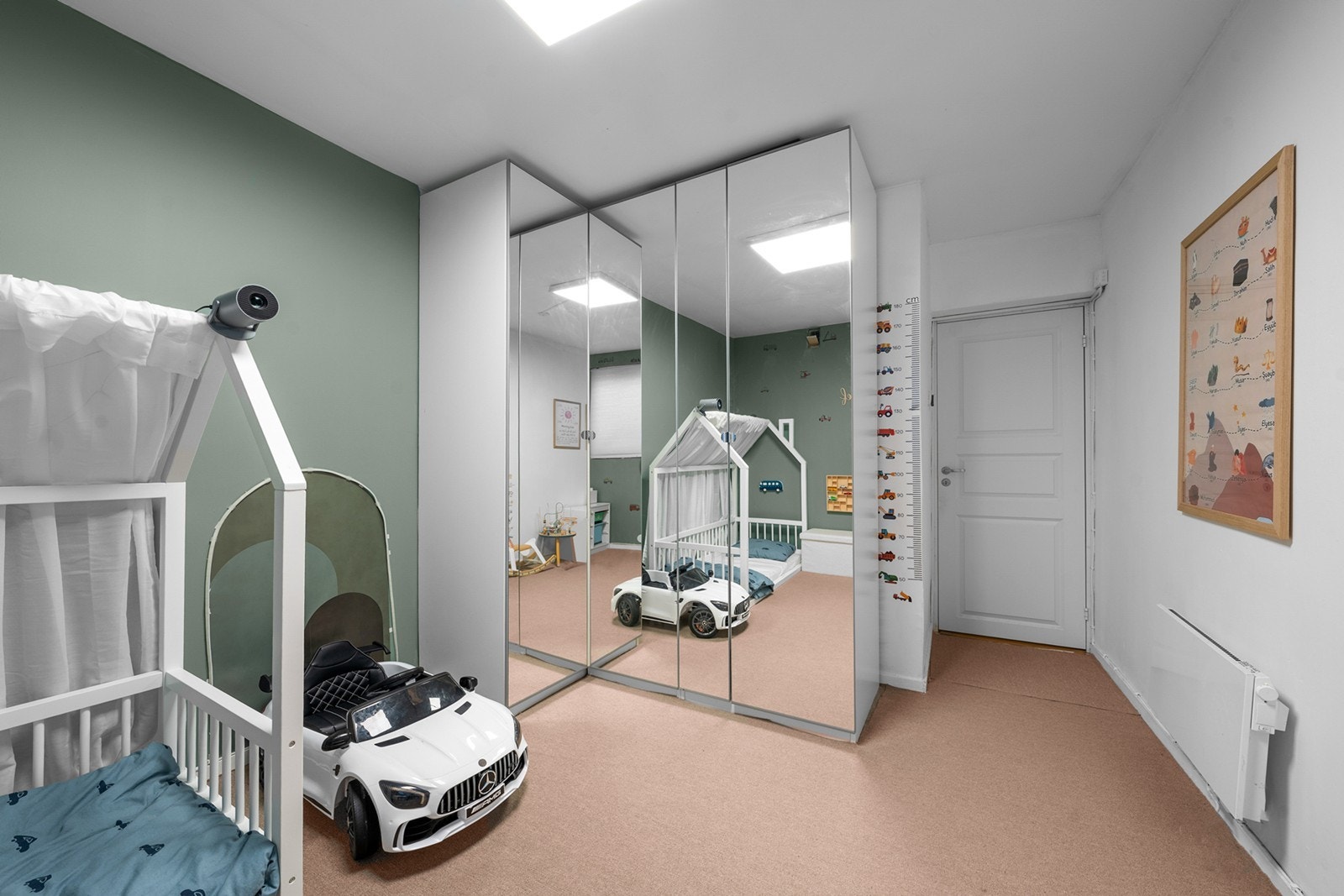 Skyvedørsgarderobe med speil gir effektiv oppbevaring og visuell romfølelse. Galleribilde