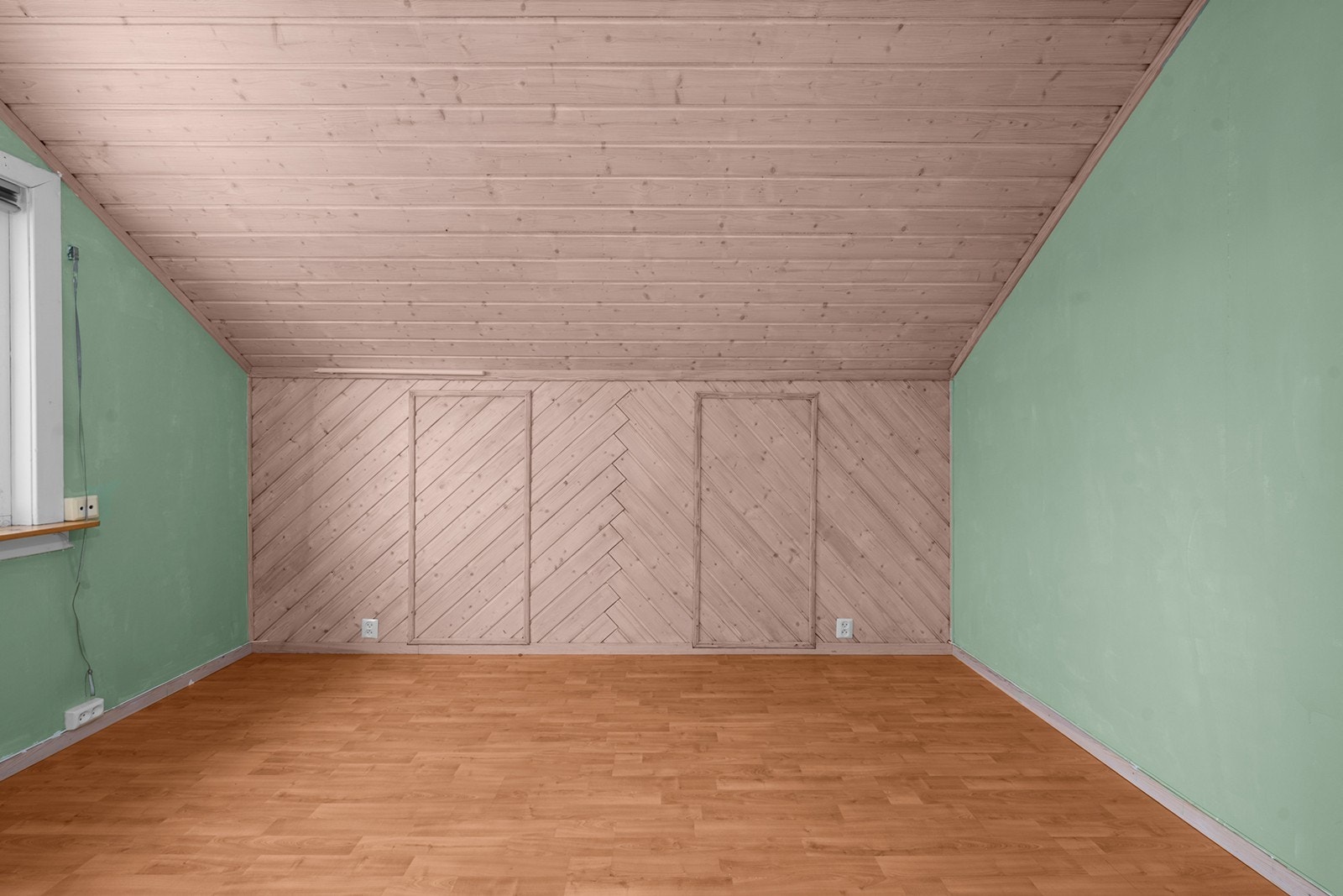 Integrerte skap gir praktisk oppbevaring uten å ta opp gulvplass. Galleribilde