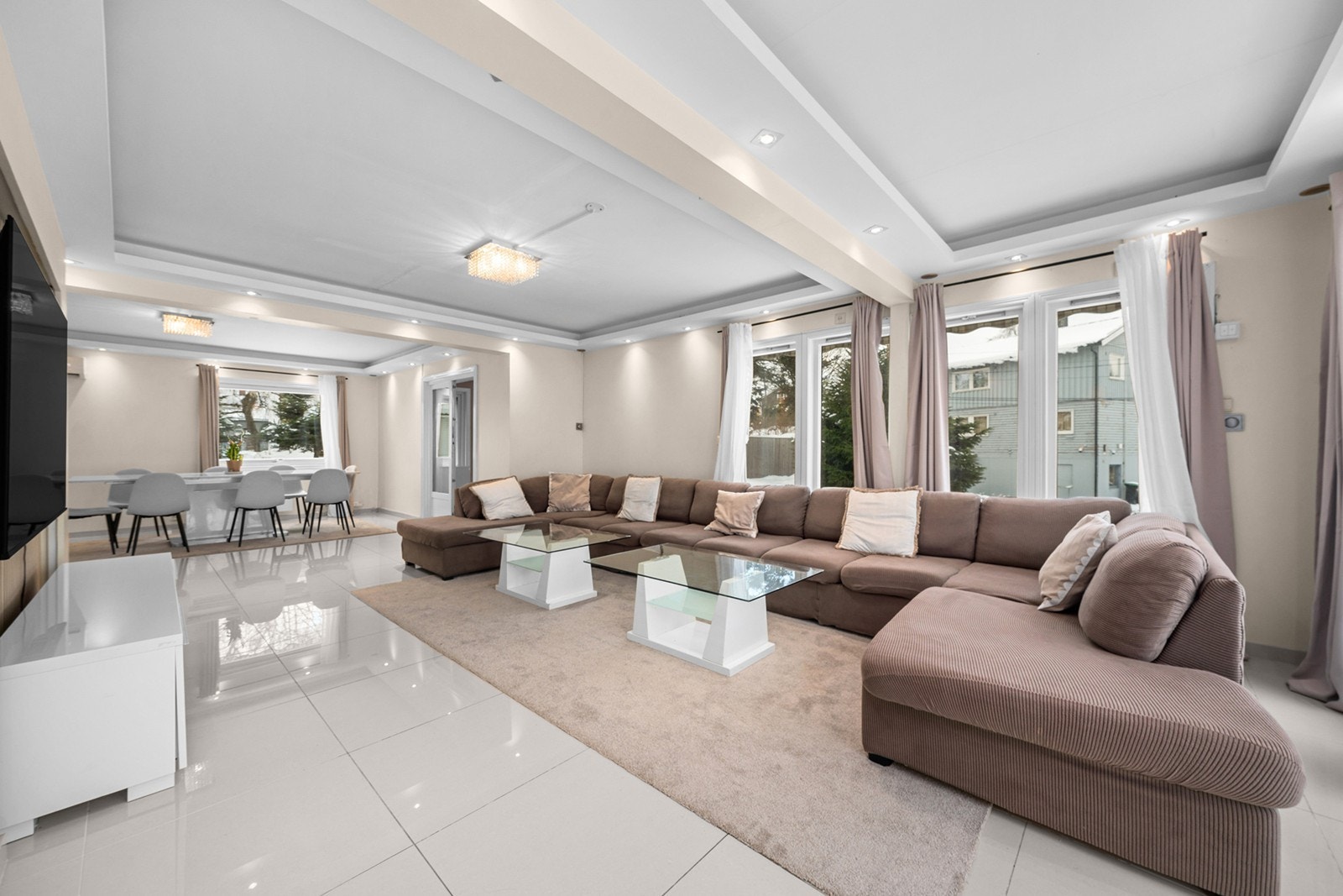 Velkommen til denne innholdsrike eneboligen i Statsråd Ihlens vei 60 - En familievennlig bolig over tre plan med mulighet til sette ditt personlige preg Galleribilde