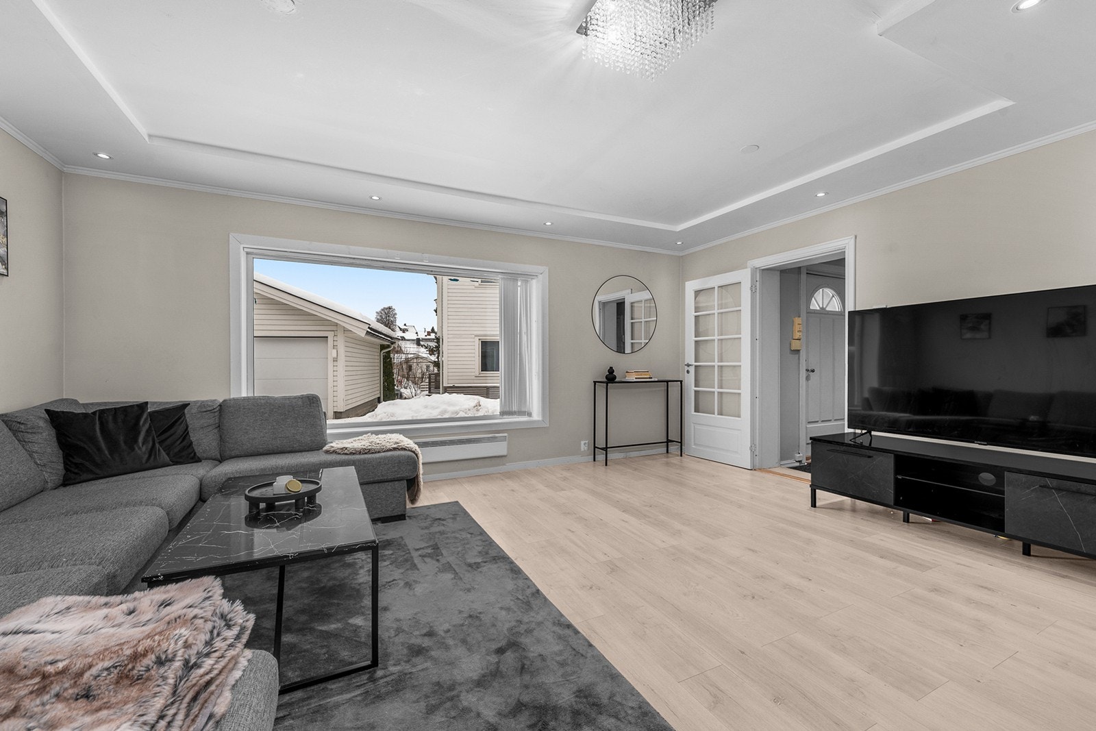 Store vinduer gir godt med naturlig lys og utsikt til uteområdet. Galleribilde