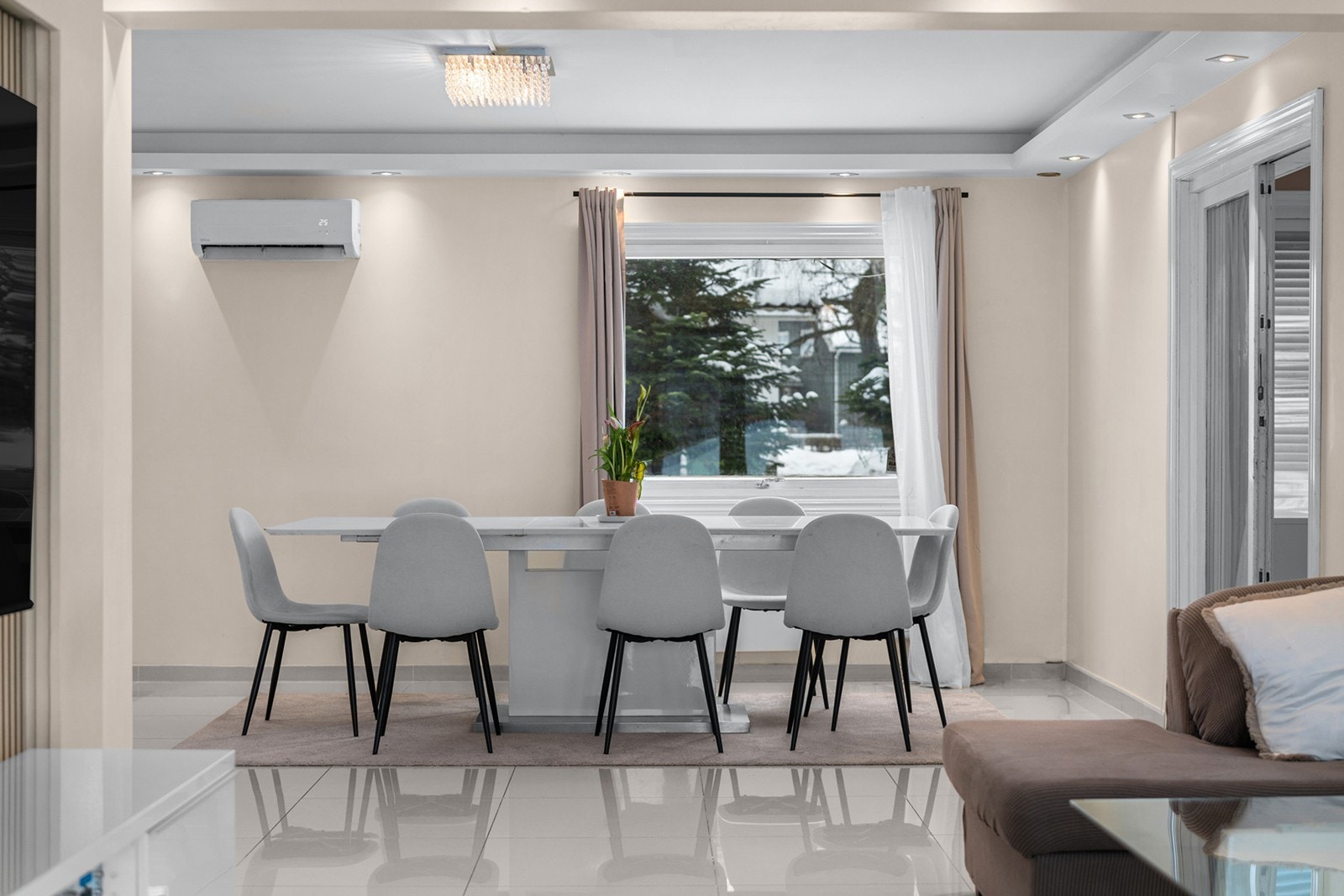 Flislagt gulv og malte vegger gir en moderne finish i stuen. Galleribilde