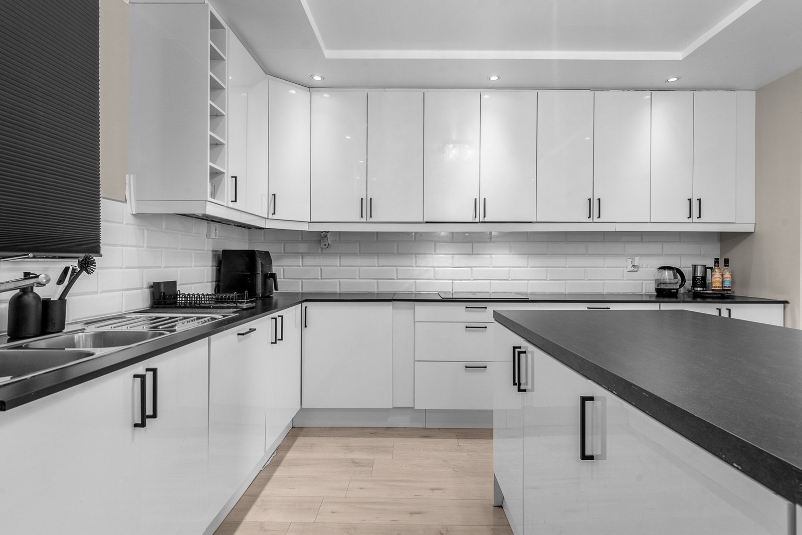 Integrerte hvitevarer inkluderer induksjonstopp, stekeovn, mikrobølgeovn, kjøl/fryseskap og oppvaskmaskin. Galleribilde