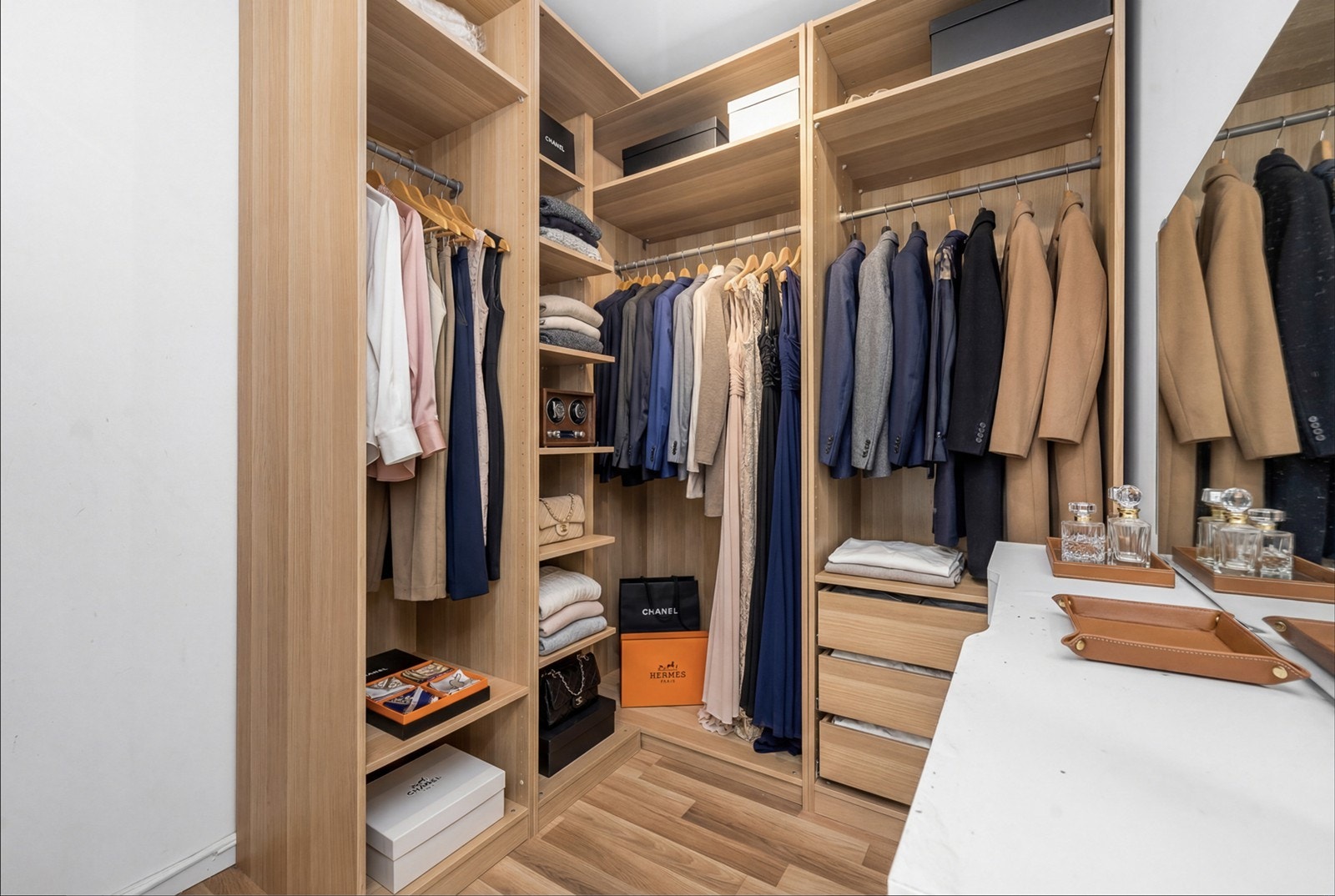 Garderobeløsning med skyvedører gir effektiv oppbevaring i rommet. Galleribilde