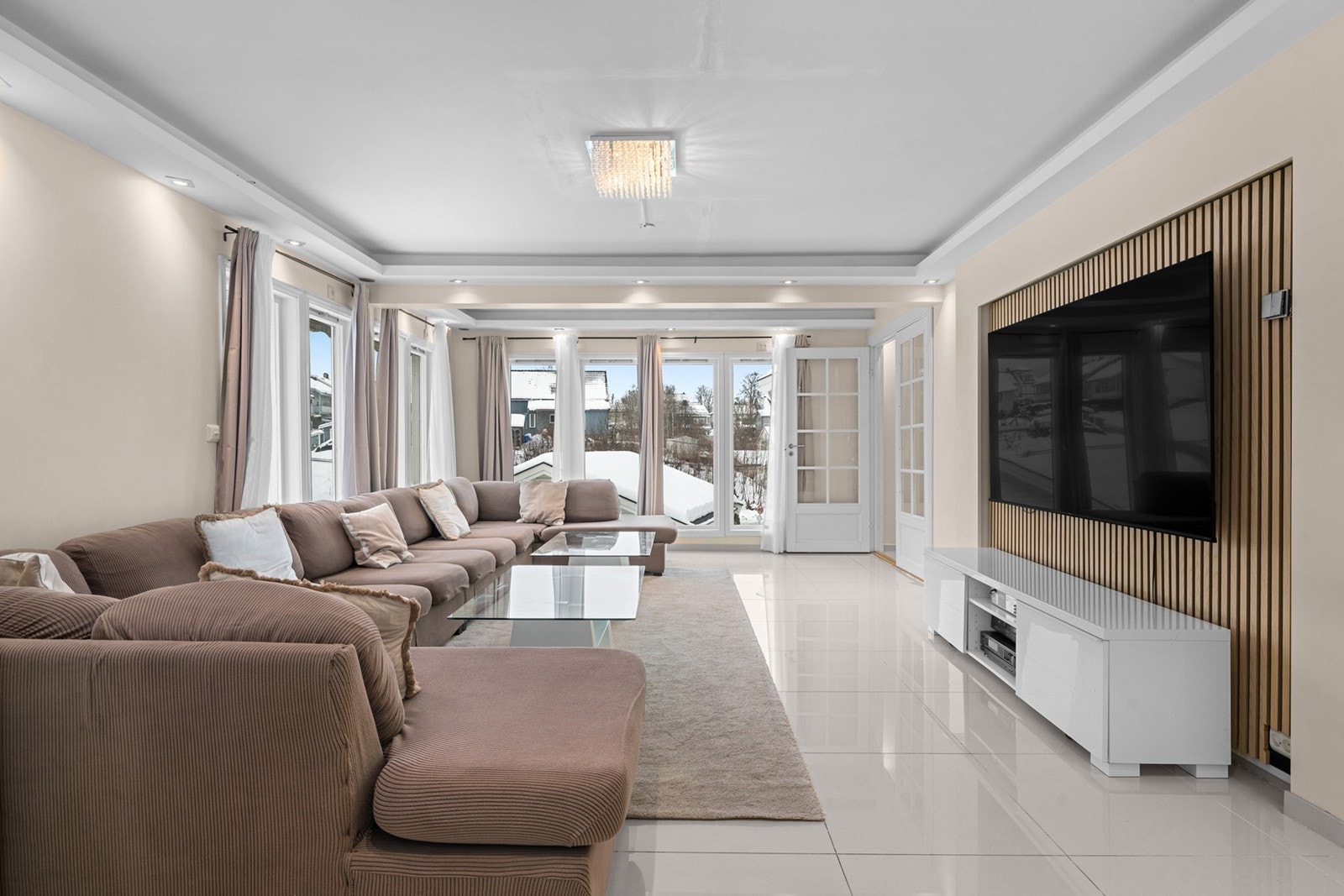 Flislagt gulv gir et moderne preg til stuen. Galleribilde