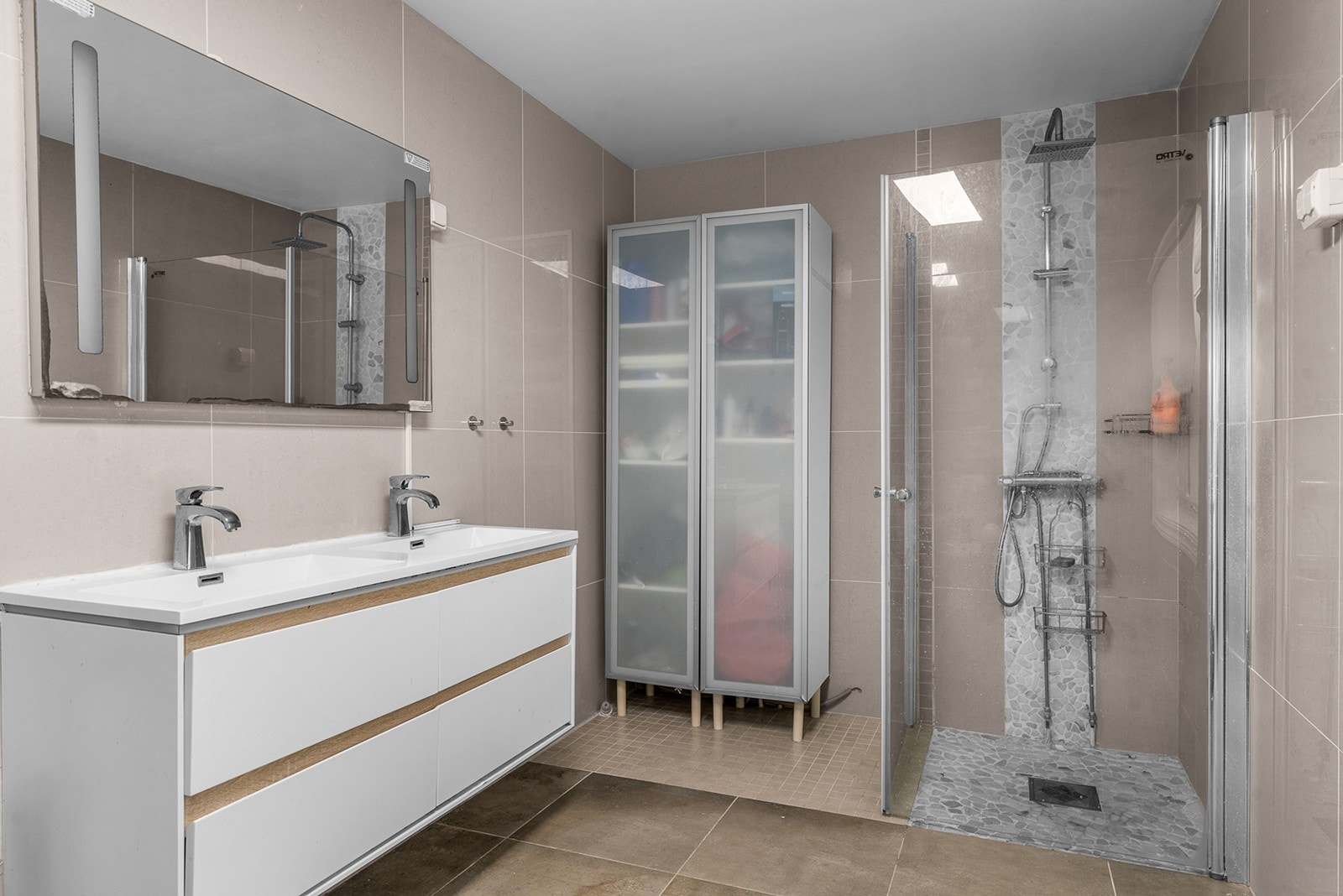 Dusj med herdet glassdører og elektrisk avtrekksvifte sikrer god ventilasjon. Galleribilde