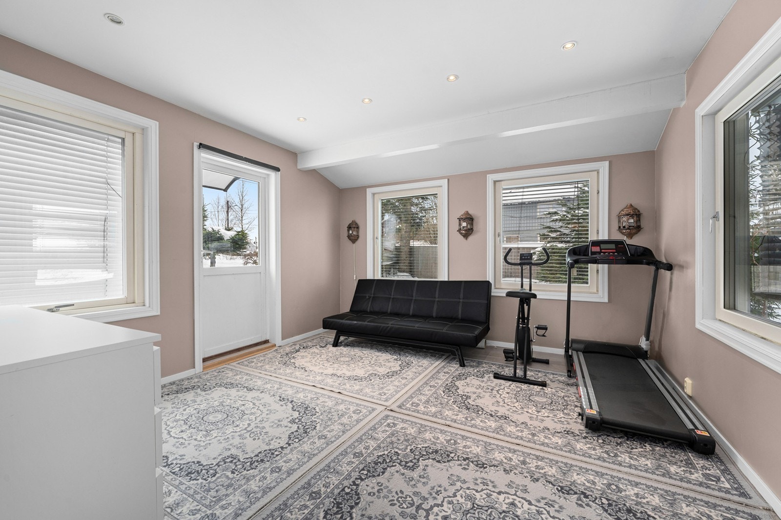 Innglasset hagestue fra 2017 med isolerglassvinduer og laminatgulv med varmefolie gir et komfortabelt oppholdsrom. Galleribilde