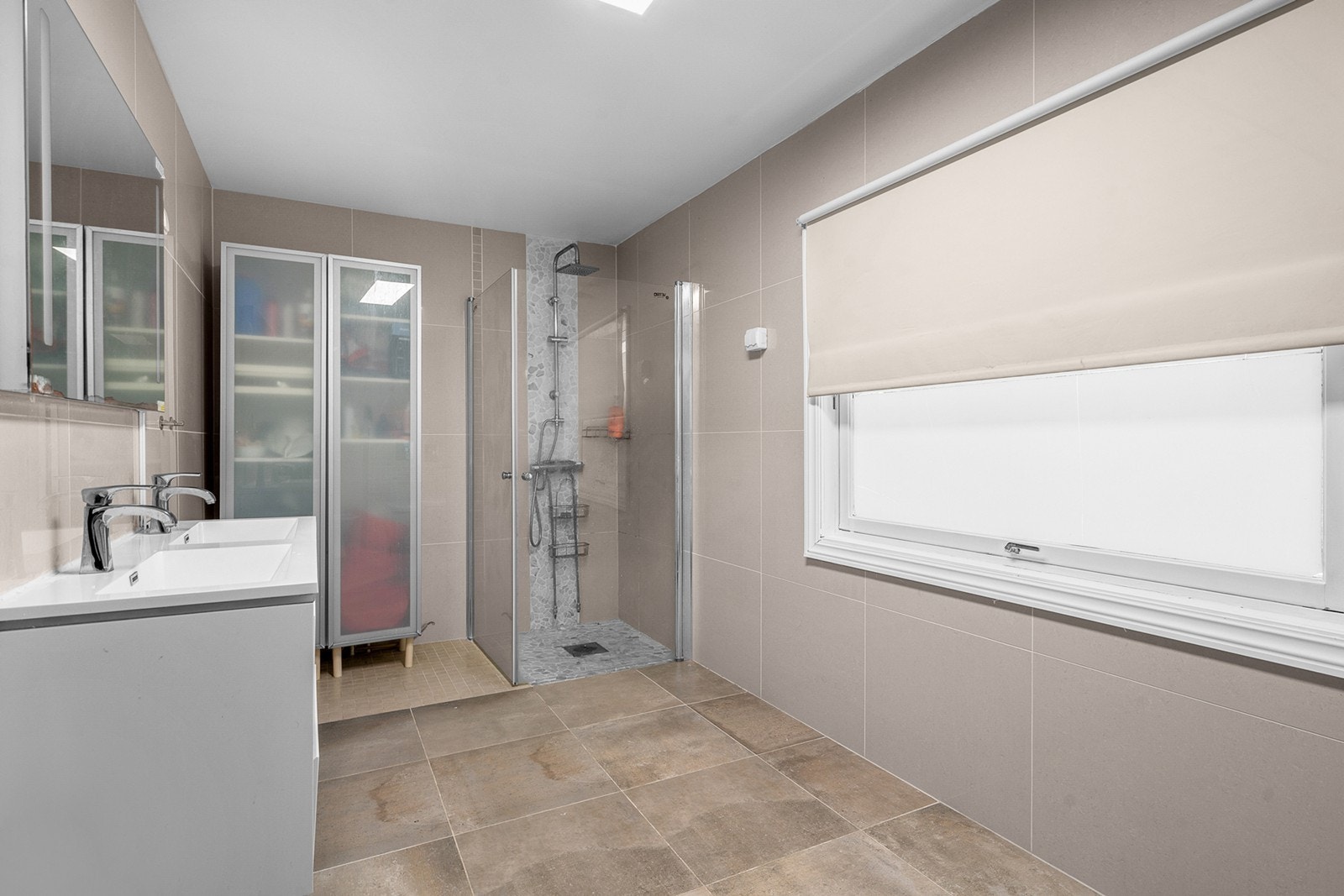 Dobbel servant med integrert belysning gir praktisk bruk. Galleribilde