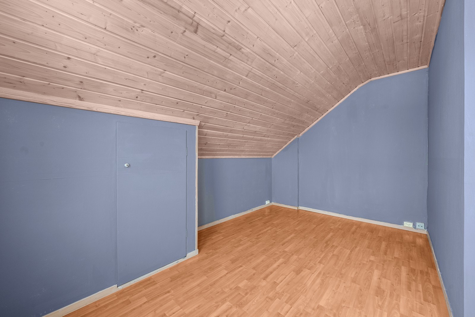 Laminatgulv gir et slitesterkt og vedlikeholdsfritt underlag. Galleribilde