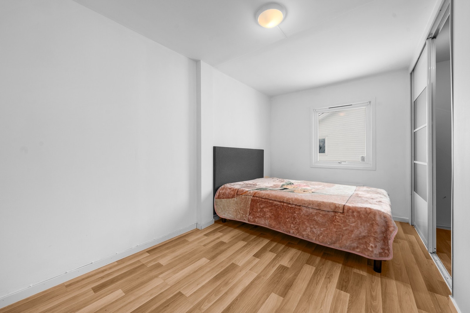 Laminatgulv og slettmalte vegger gir et enkelt og vedlikeholdsvennlig rom. Galleribilde