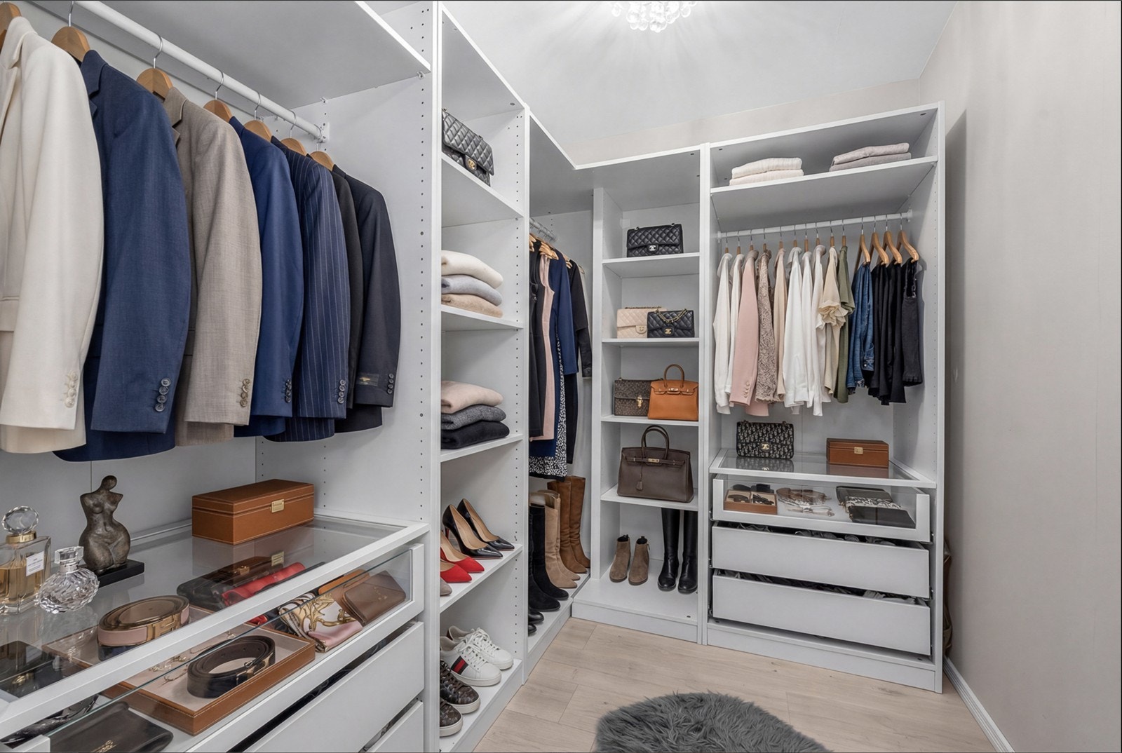 Garderoben har en lys innredning med hyller og skuffer for optimal organisering. Galleribilde