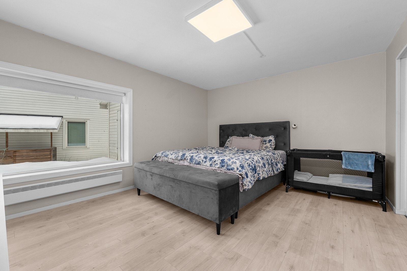 Rommet har store vindusflater og laminatgulv som gir et lyst innemiljø. Galleribilde