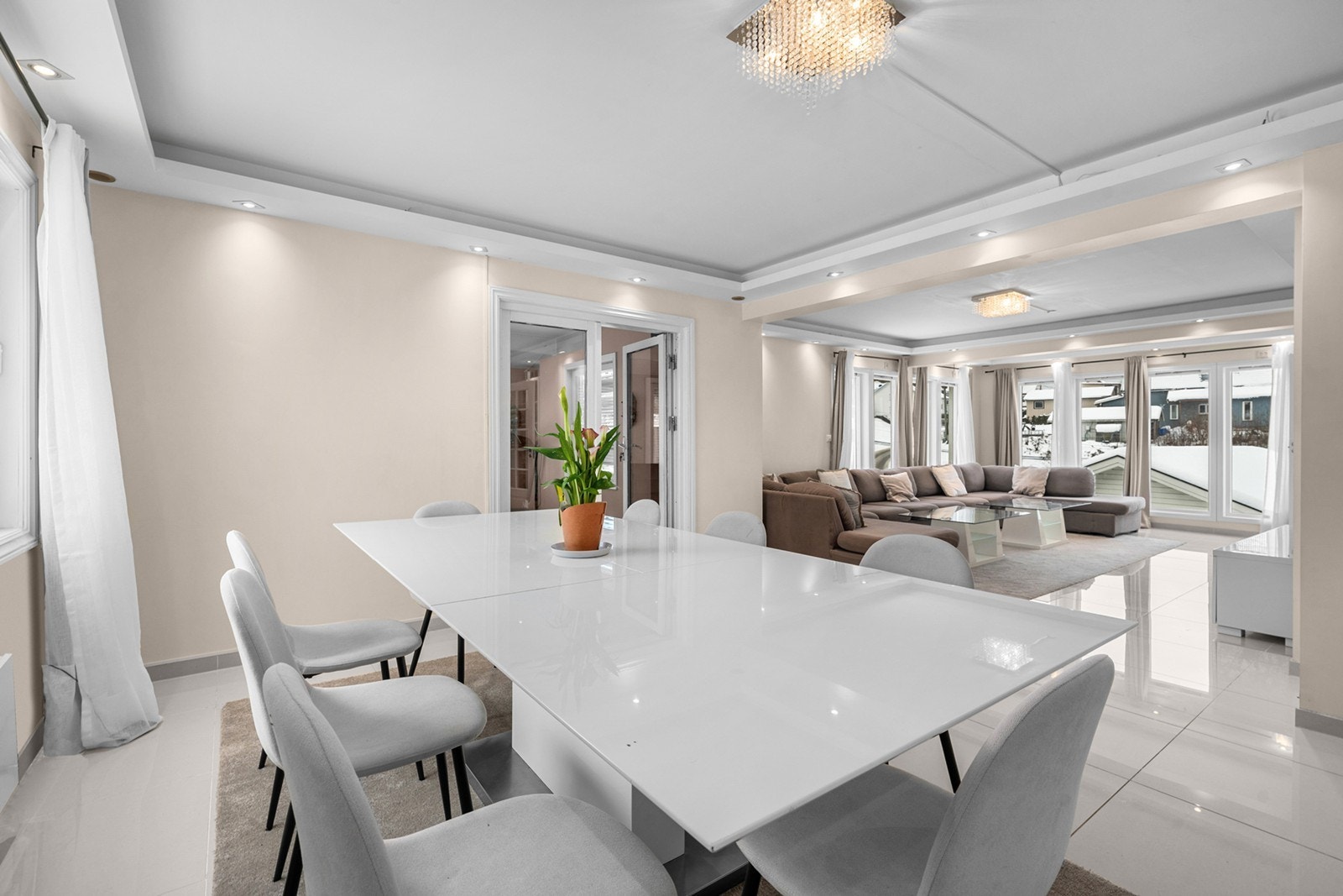 God plass stort spisebord - perfekt for hyggelig middag sammen med familien Galleribilde