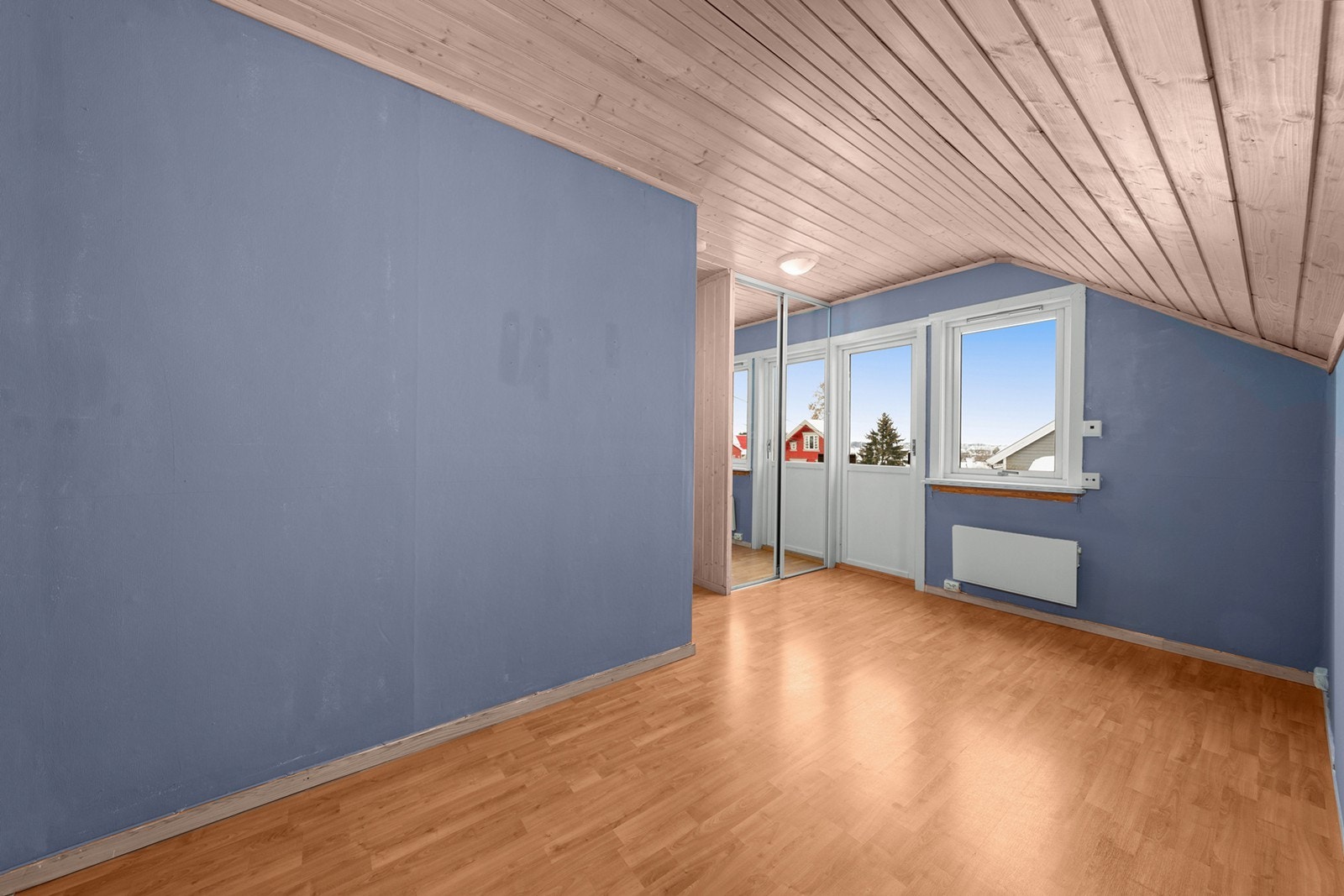 Skyvedørsgarderobe gir effektiv oppbevaring og utnytter rommets areal godt. Galleribilde