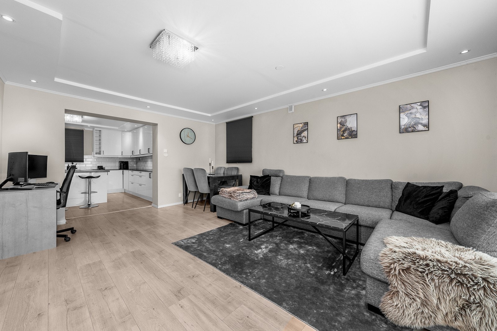 Laminatgulv og malte gipsplater gir en moderne finish i stuen. Galleribilde