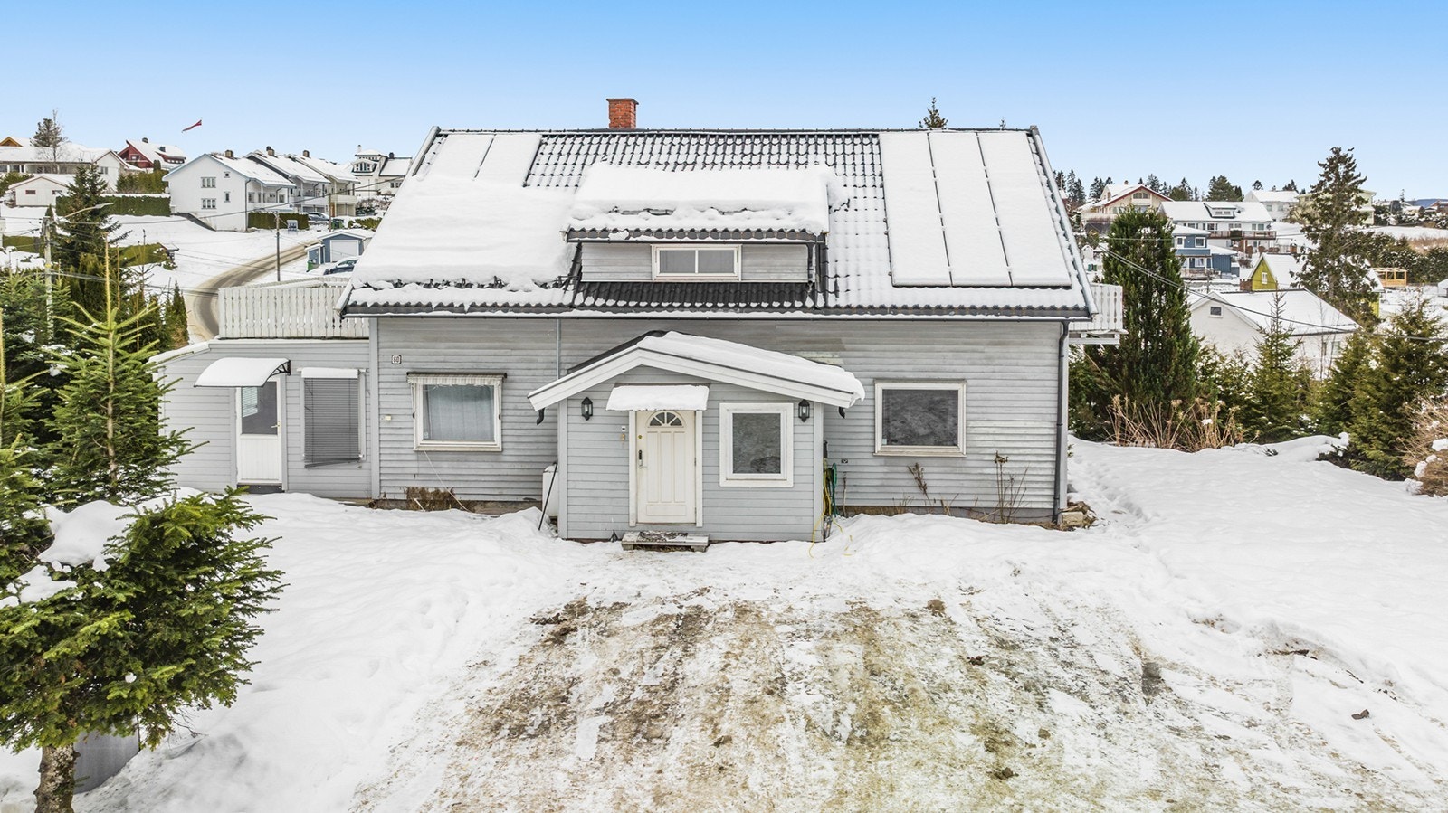 Boligen har stål/aluminiumsplater på taket, samt solcellepaneler. Inngangspartiet er integrert med boligen og har en malt ytterdør med glassfelt. Galleribilde