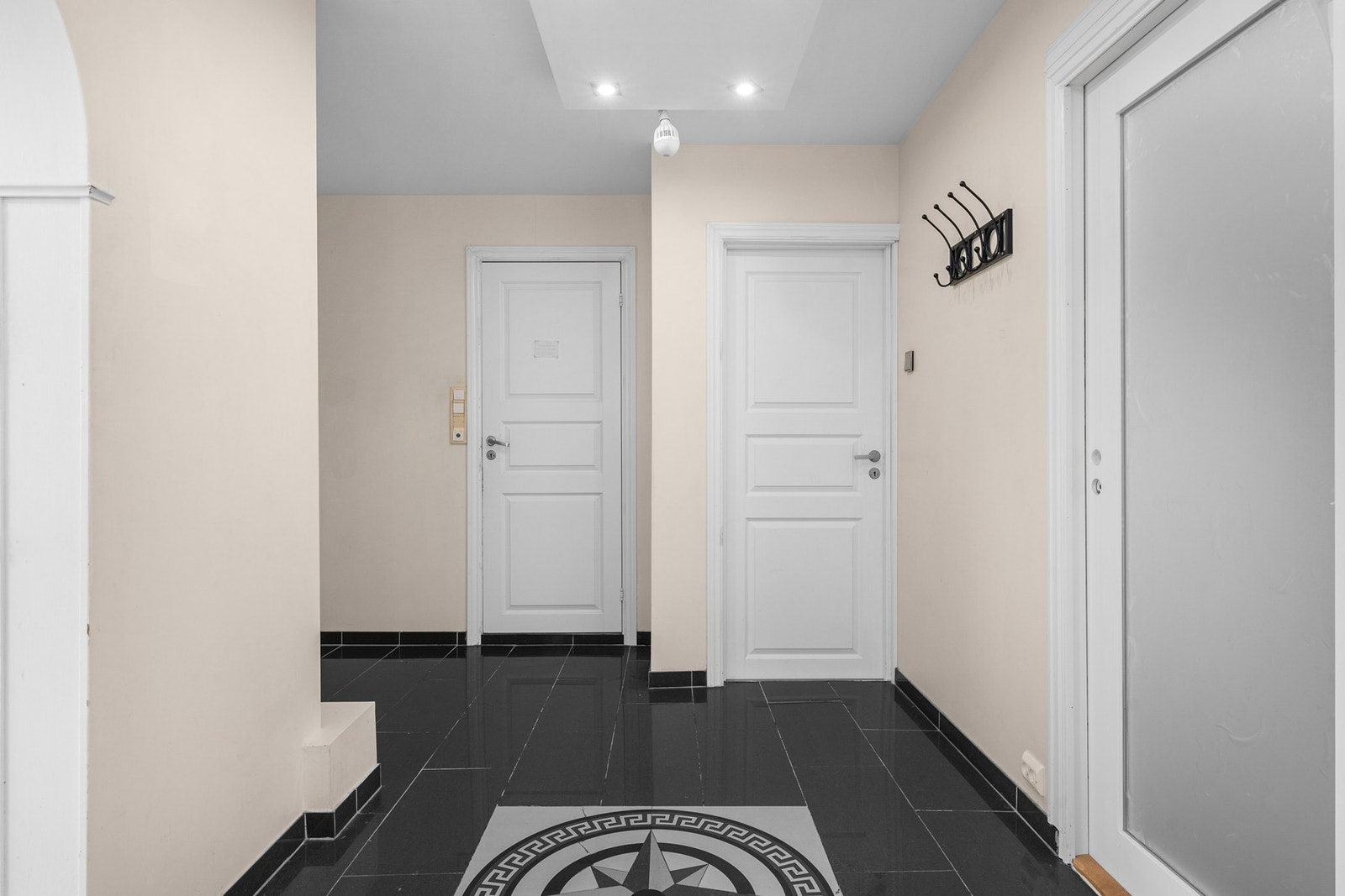 Entréen har flislagt gulv med dekorativt mønster som gir et stilfullt preg. Galleribilde