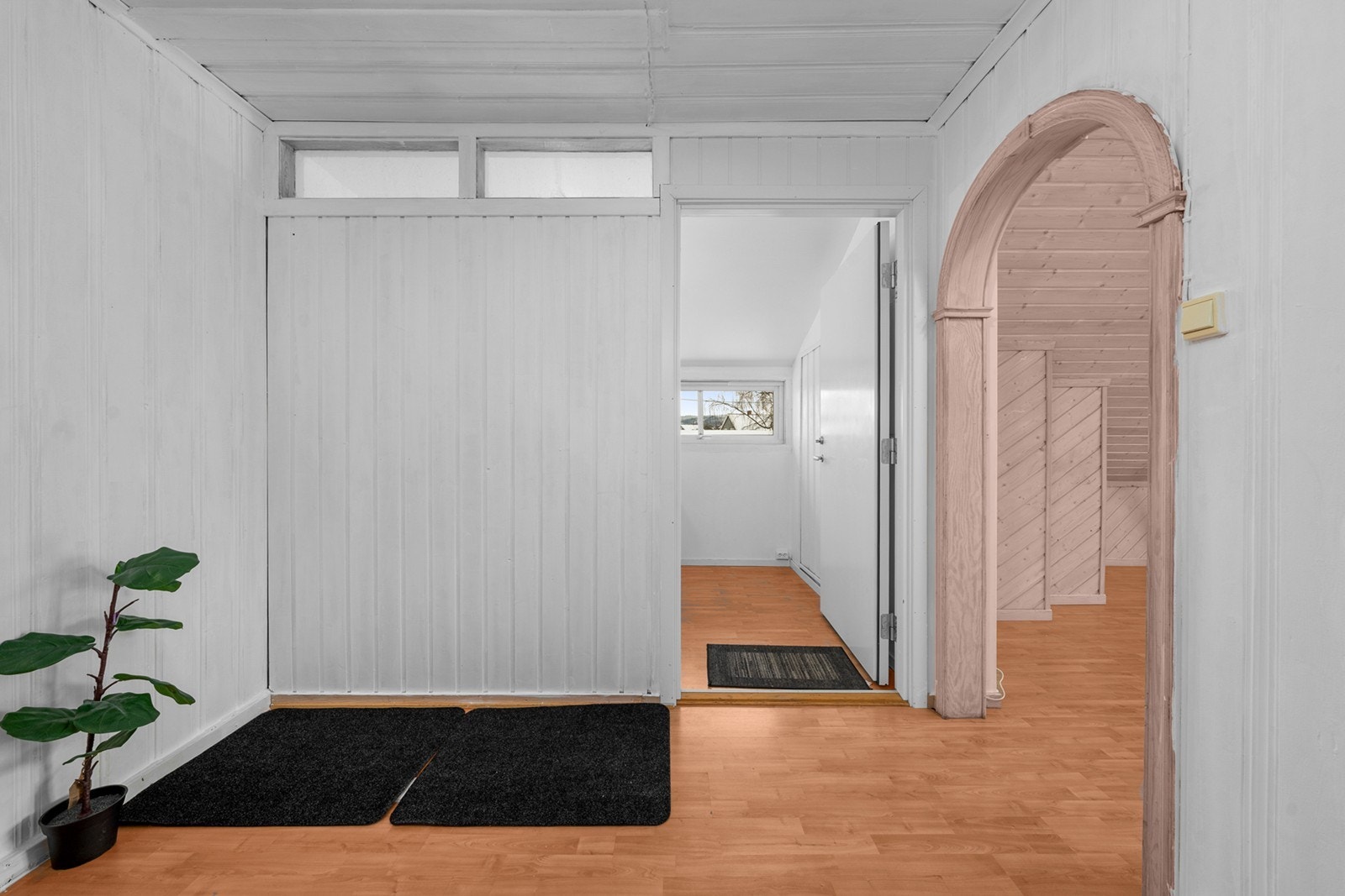 Laminatgulv og panelvegger gir et praktisk inngangsparti. Galleribilde