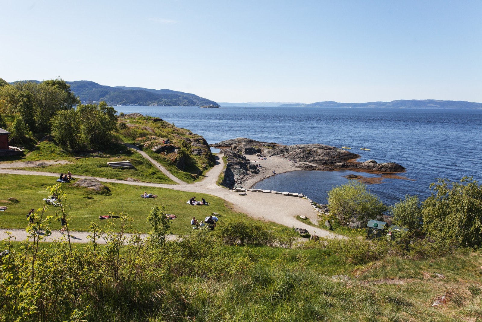 Man er en kort sykkeltur unna badeplasser på Lade og da særlig Korsvika, samt fine turmuligheter på Ladestien. Galleribilde